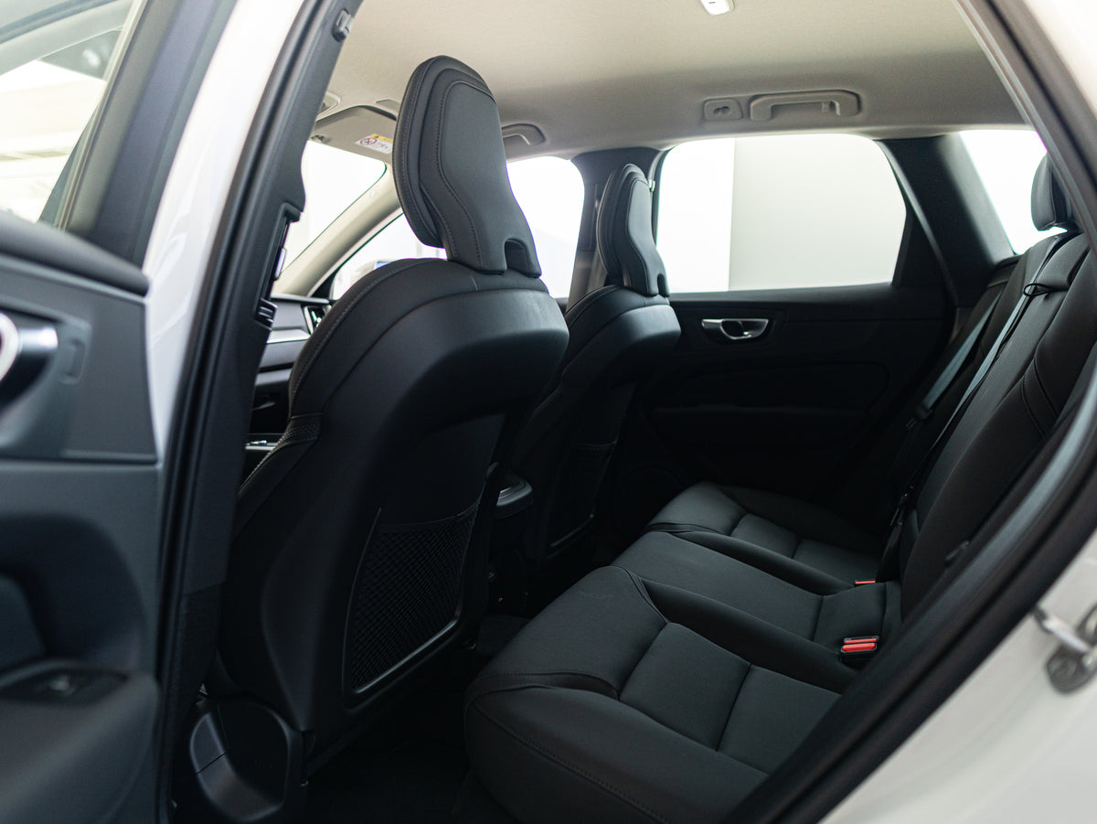 Volvo XC60 B5 Core Crystal White - Charcoal/Vinyl5/Charcoal 2026