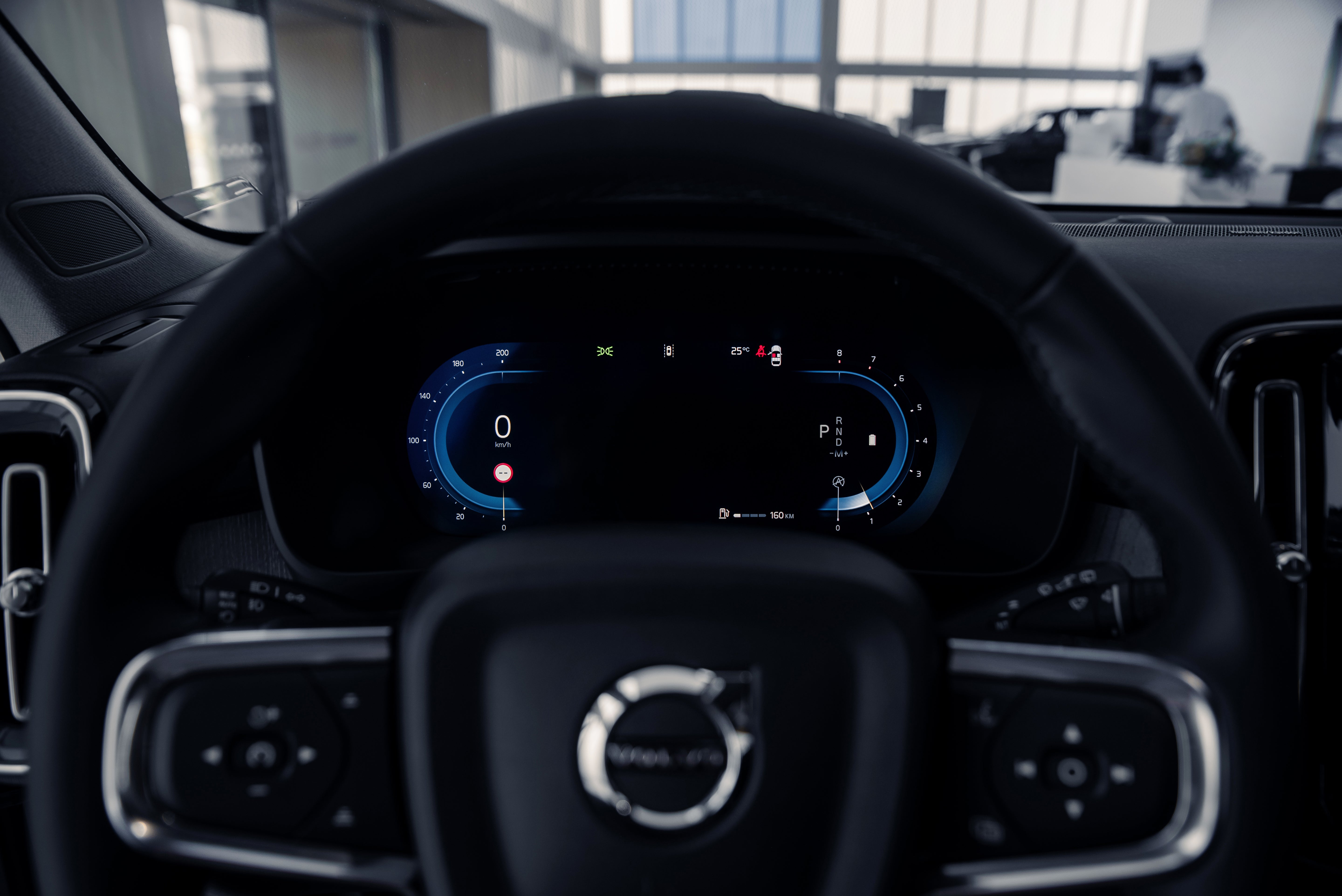 Volvo XC40 B5 Plus Dark Crystal White - Charcoal/Connect/Charcoal 2026