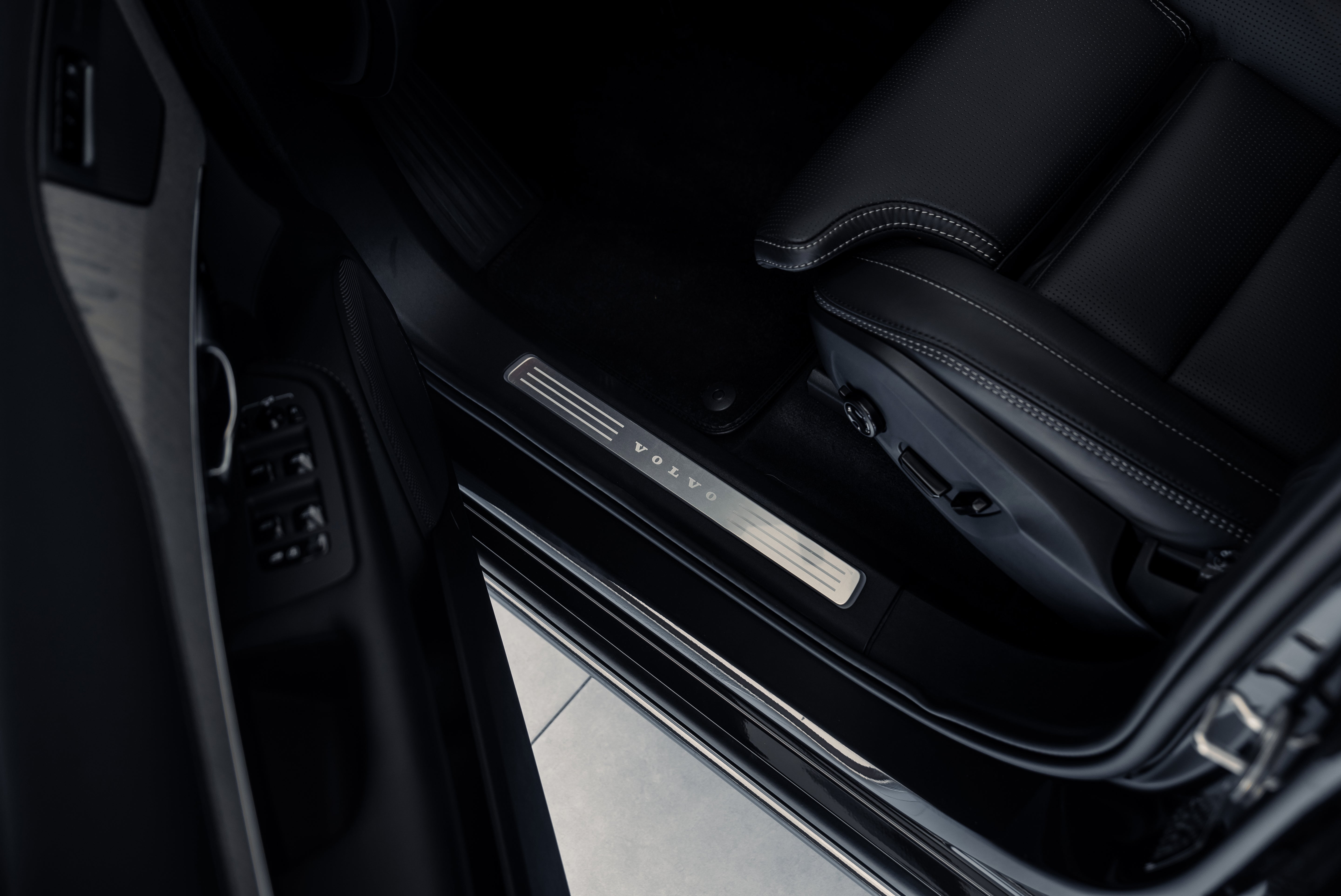 Volvo XC90 B5 Ultra Bright Onyx Black 2024