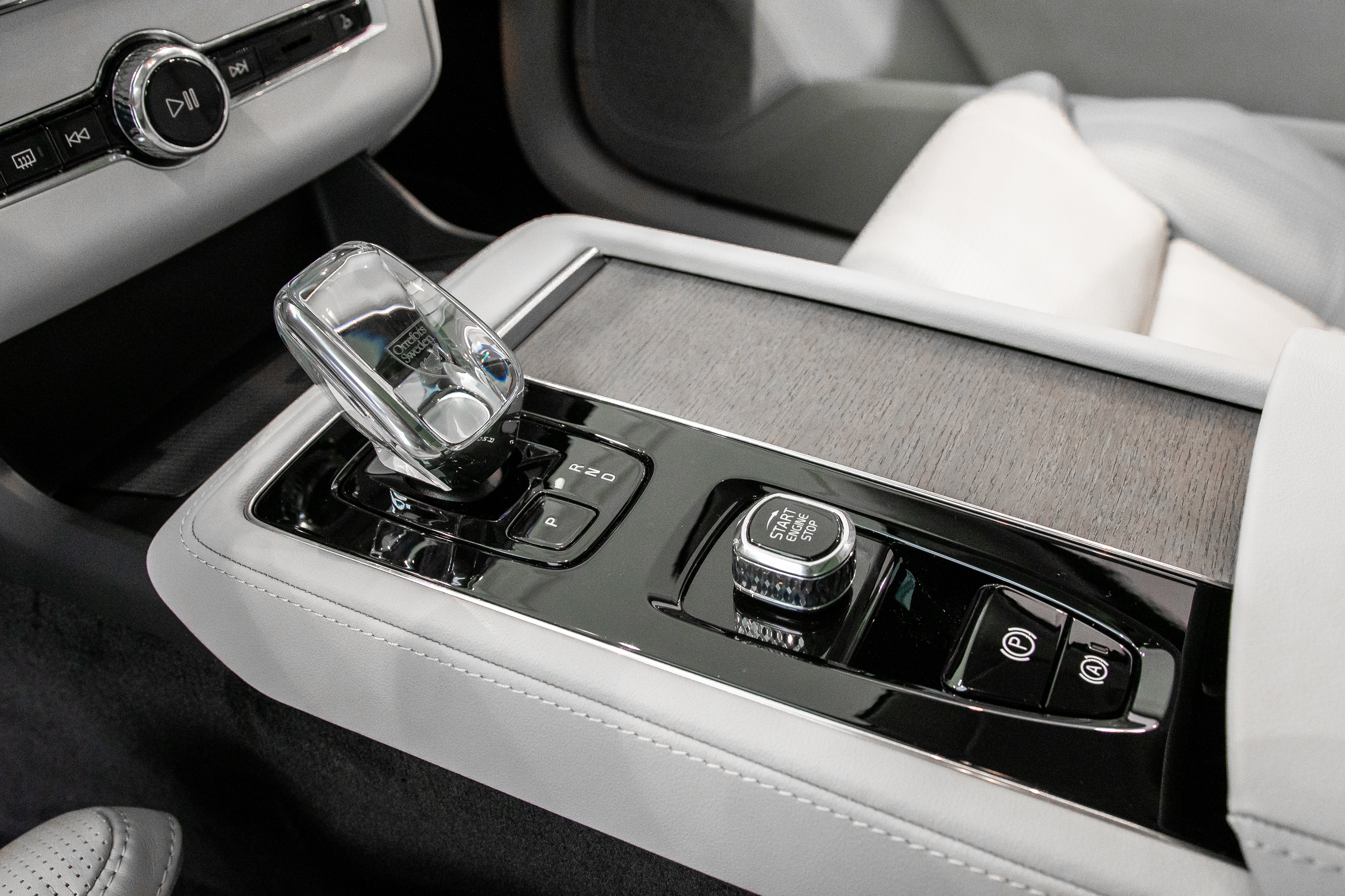 Volvo XC90 2025 T8 Ultra Vapour Grey