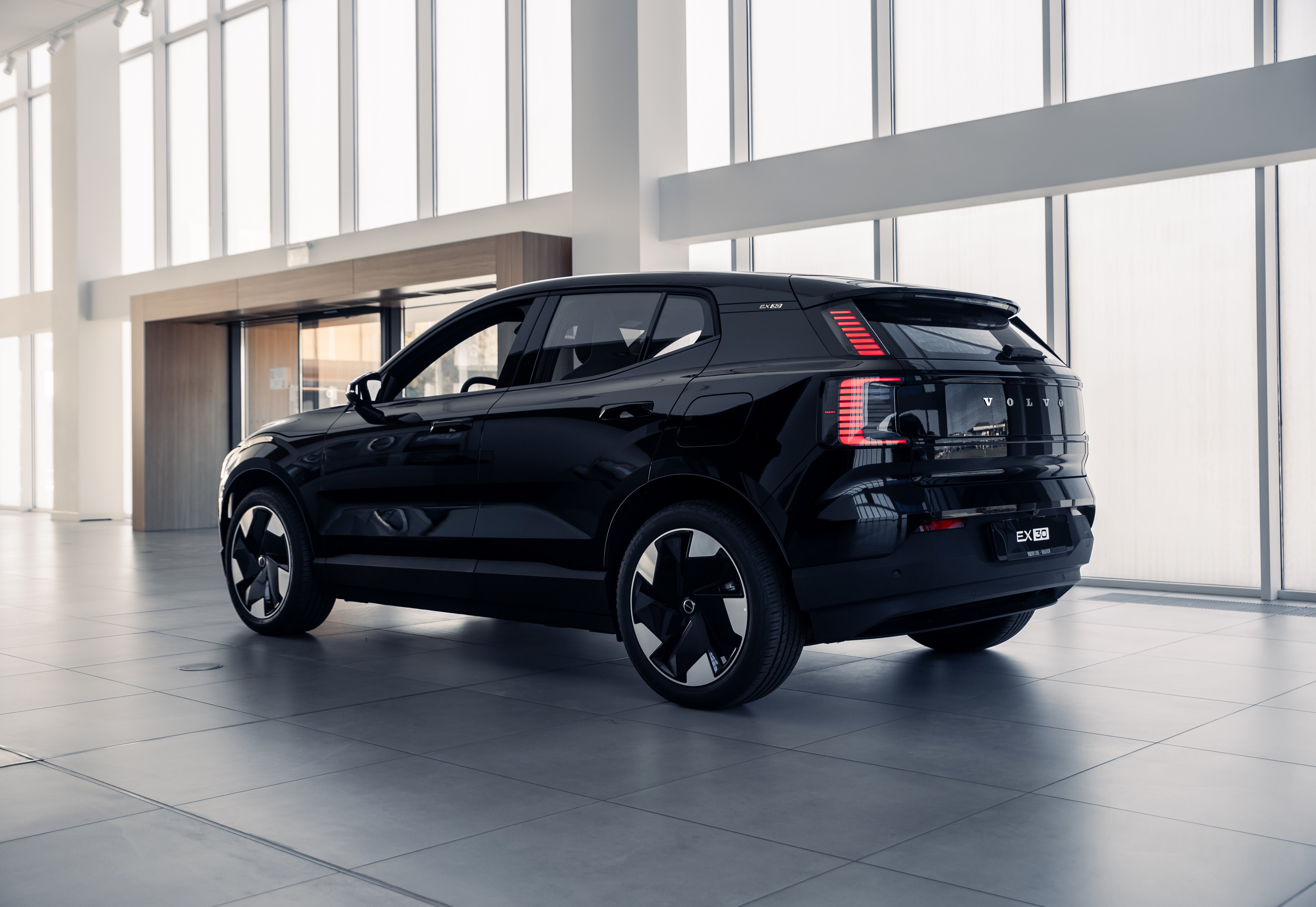 Volvo EX30 Plus Onyx Black
