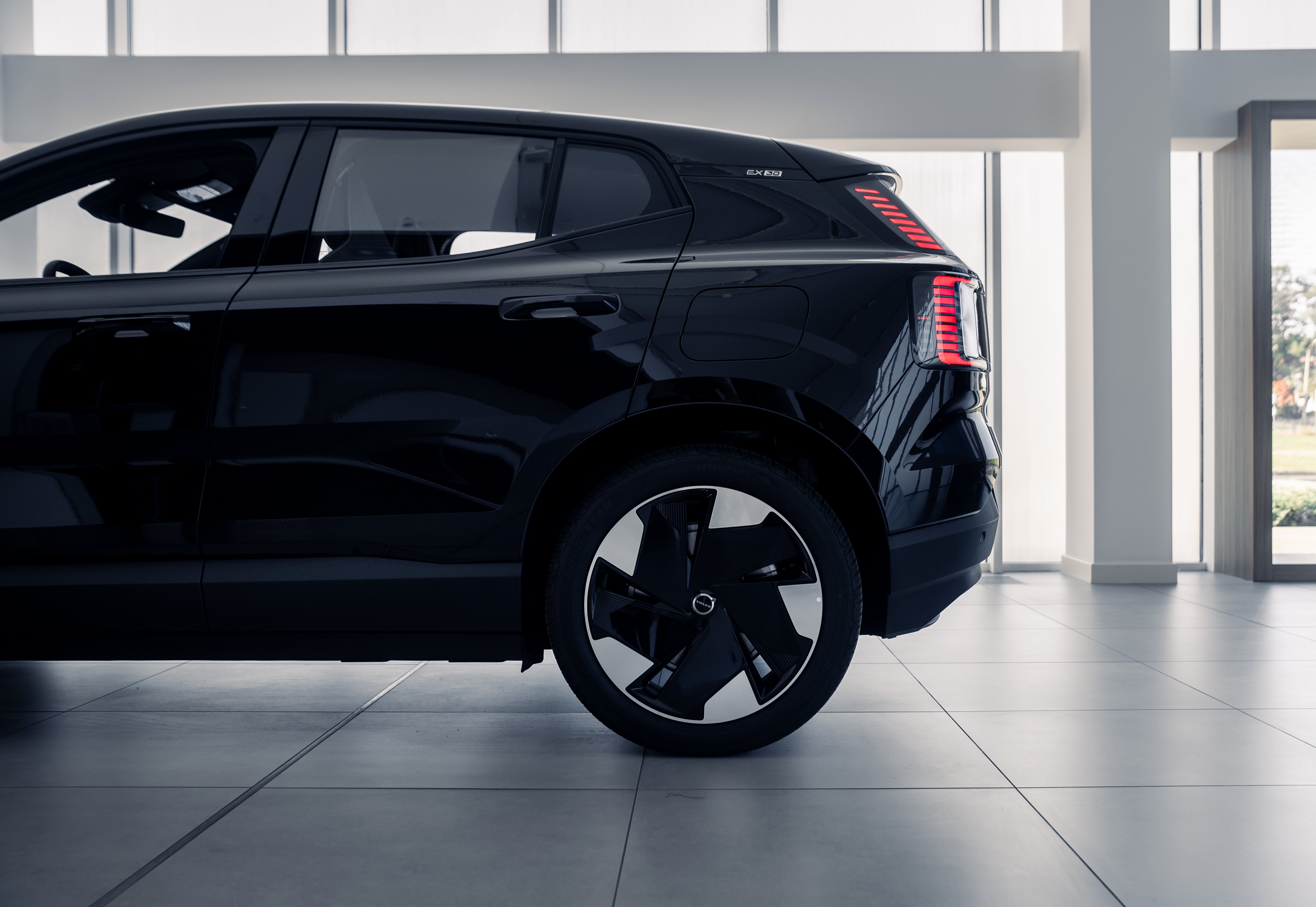 Volvo EX30 Plus Onyx Black