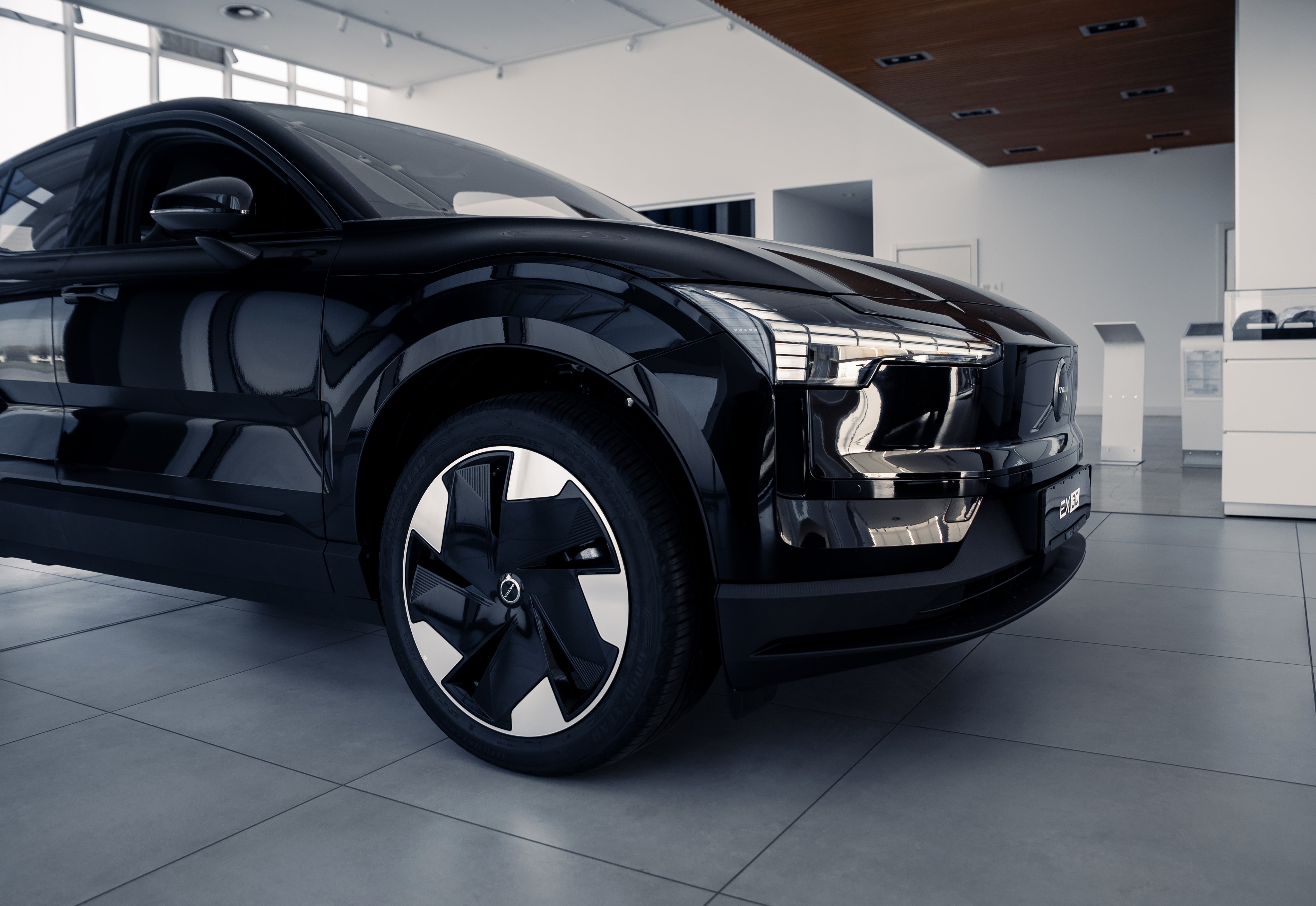 Volvo EX30 Plus Onyx Black