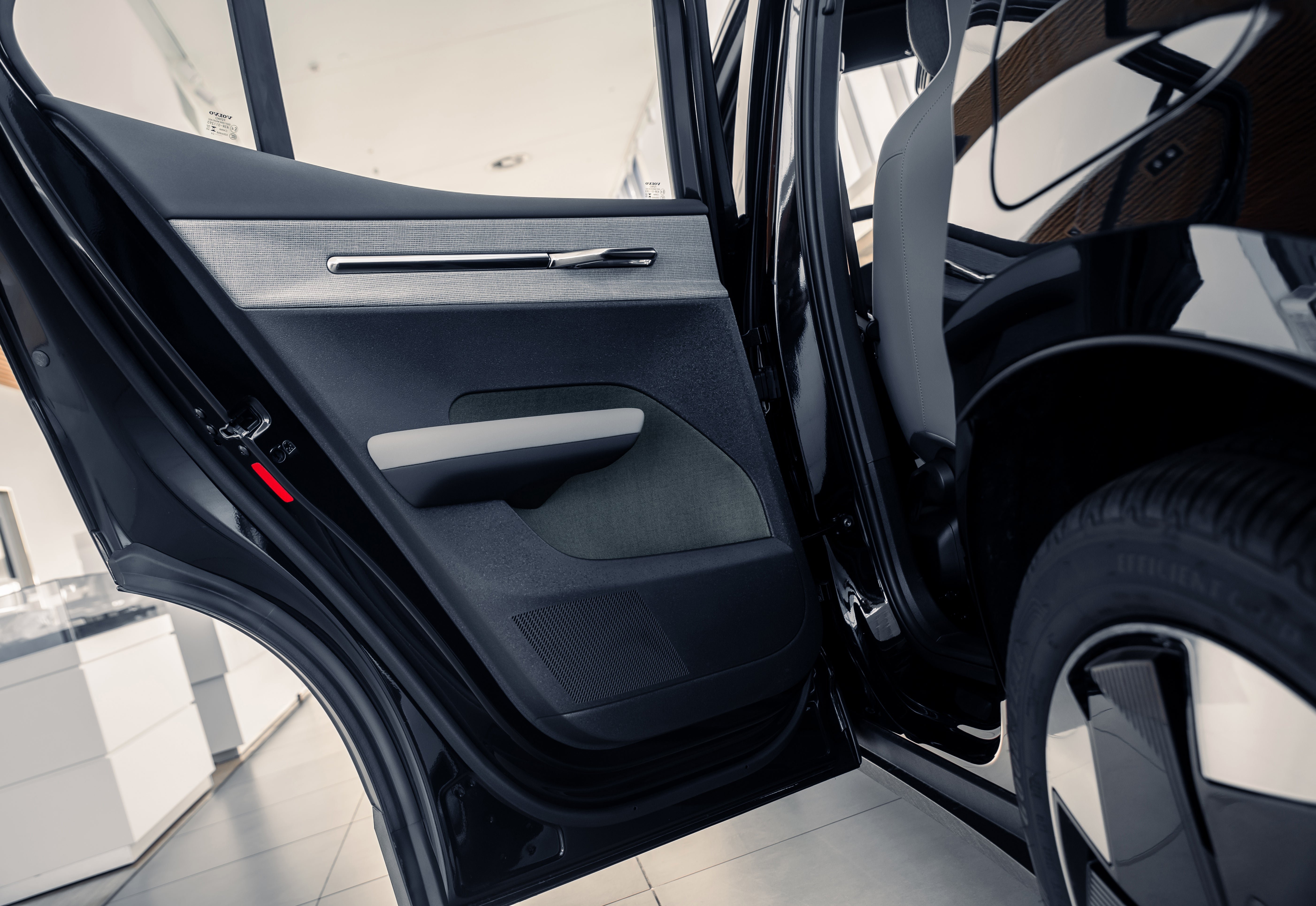 Volvo EX30 Plus Onyx Black