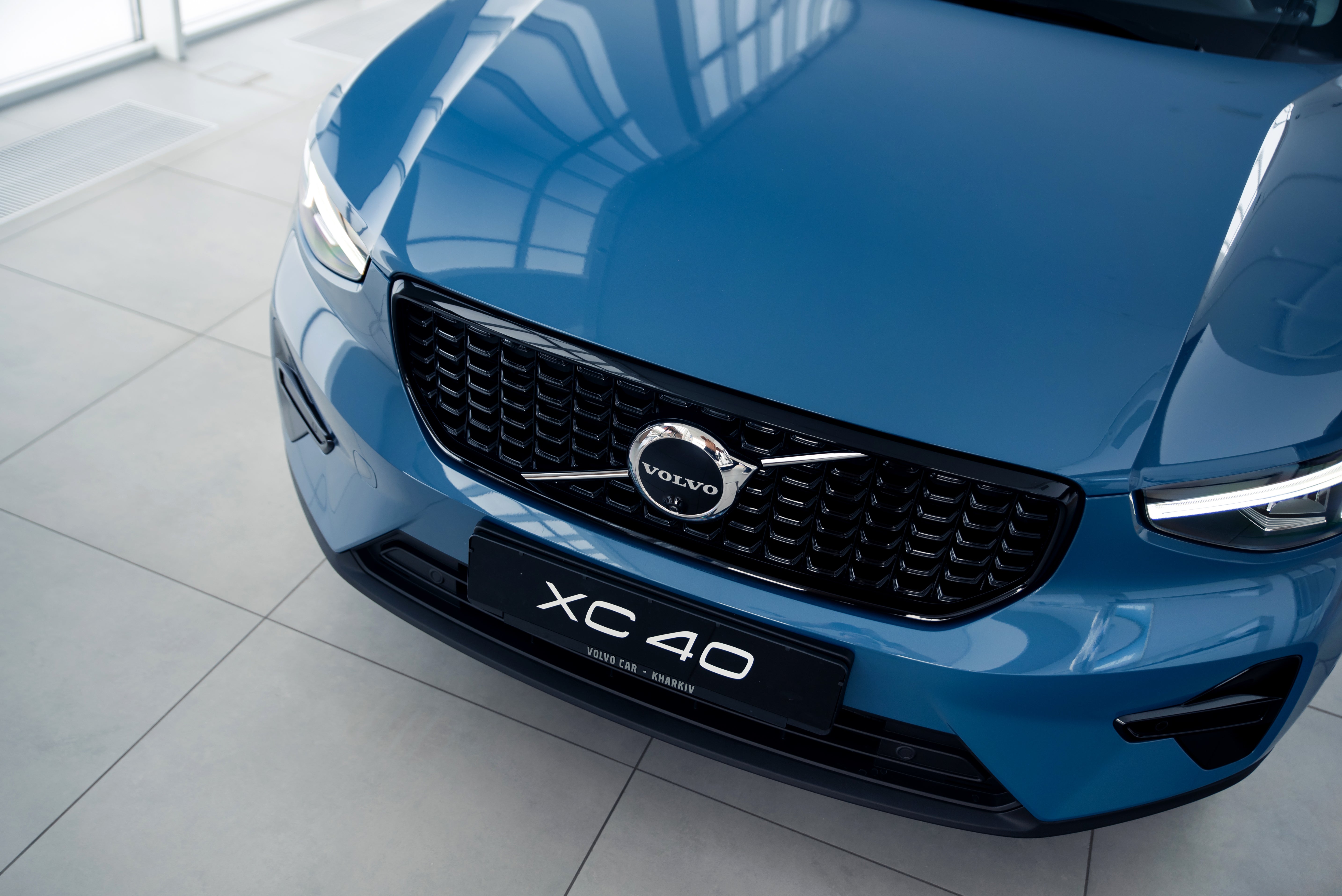 Volvo XC40 B4 Ultra Dark Fjord Blue 2025