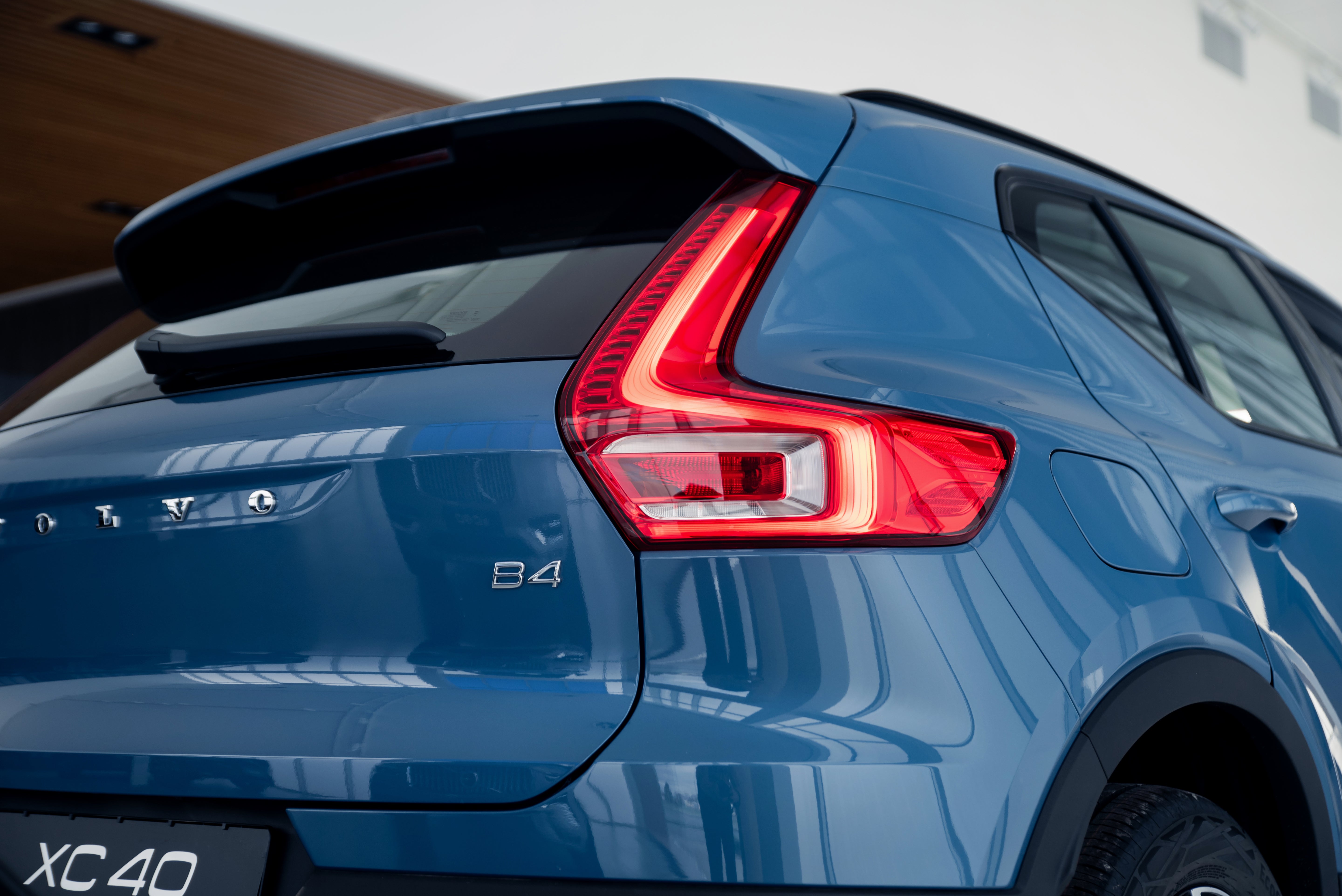 Volvo XC40 B4 Ultra Dark Fjord Blue 2025