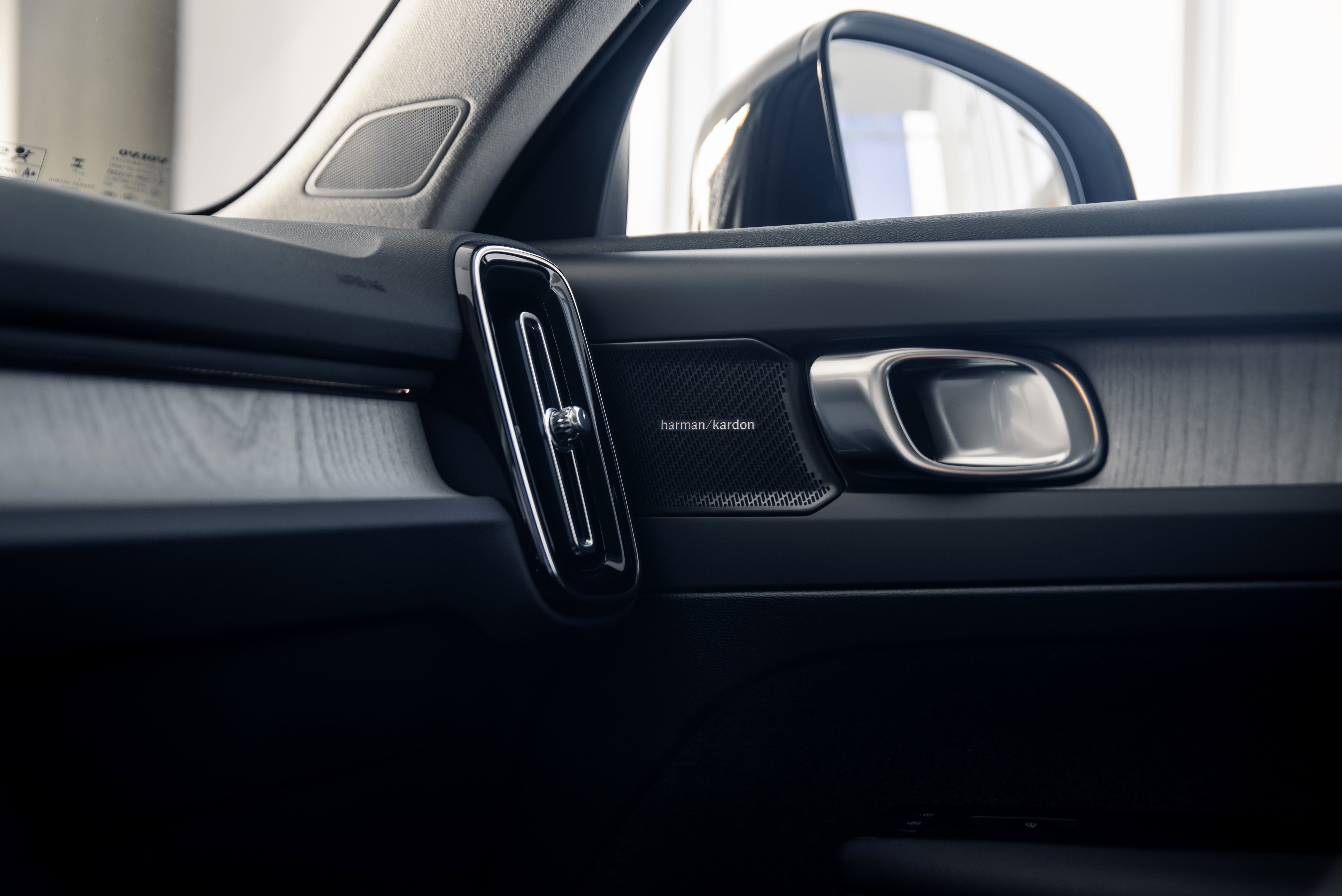 Volvo XC40 B4 Ultra Dark Fjord Blue 2025