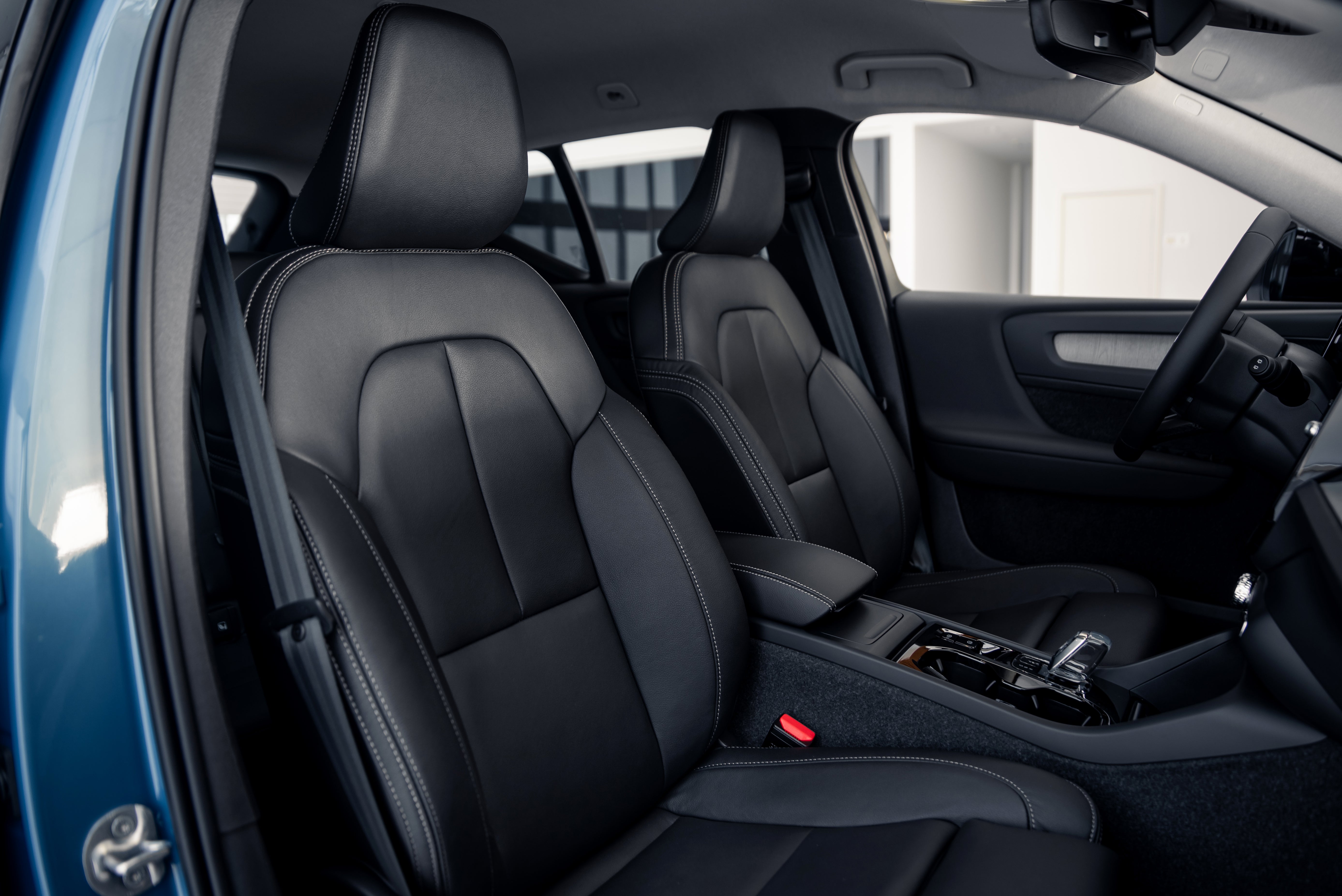 Volvo XC40 B4 Ultra Dark Fjord Blue 2025