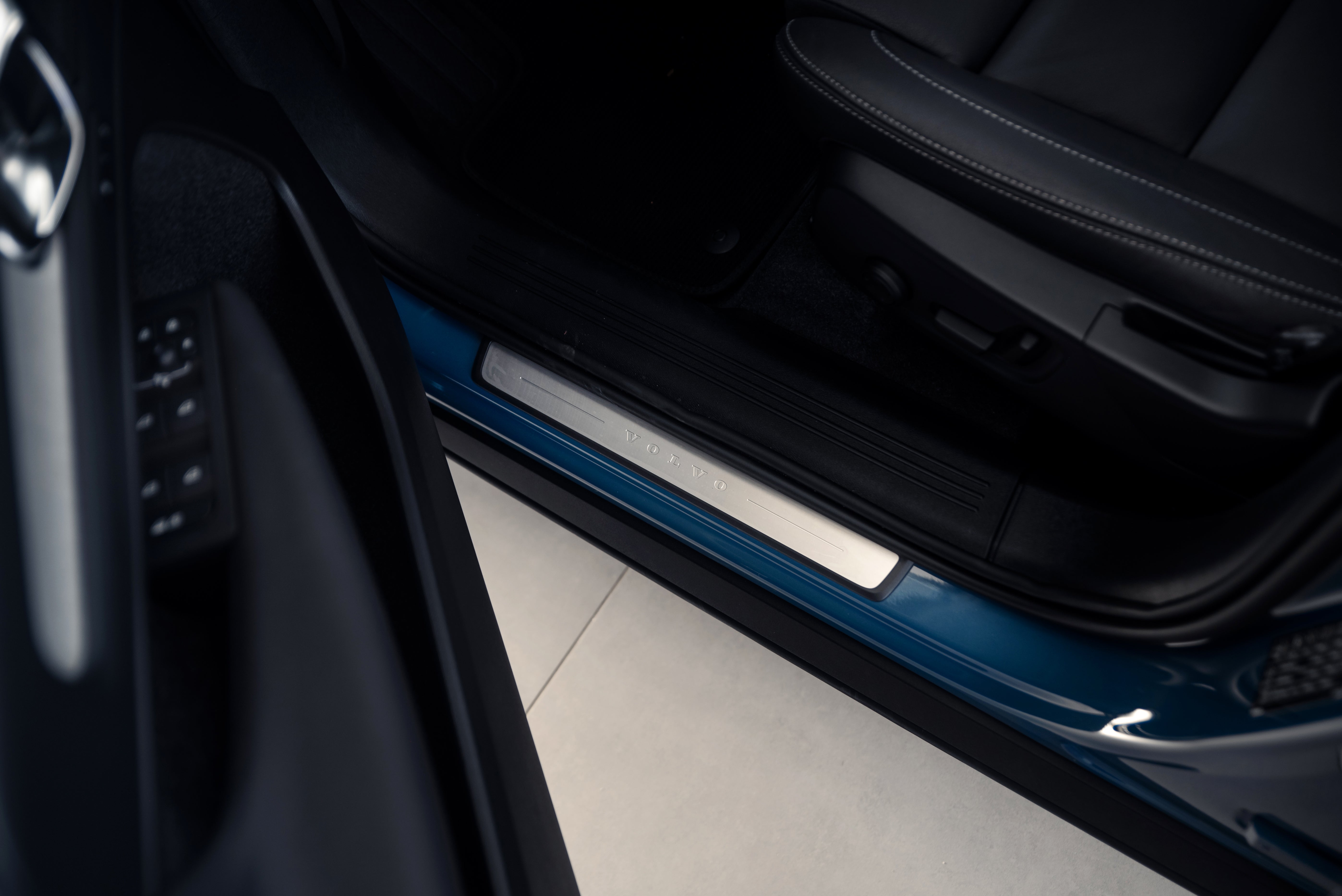Volvo XC40 B4 Ultra Dark Fjord Blue 2025