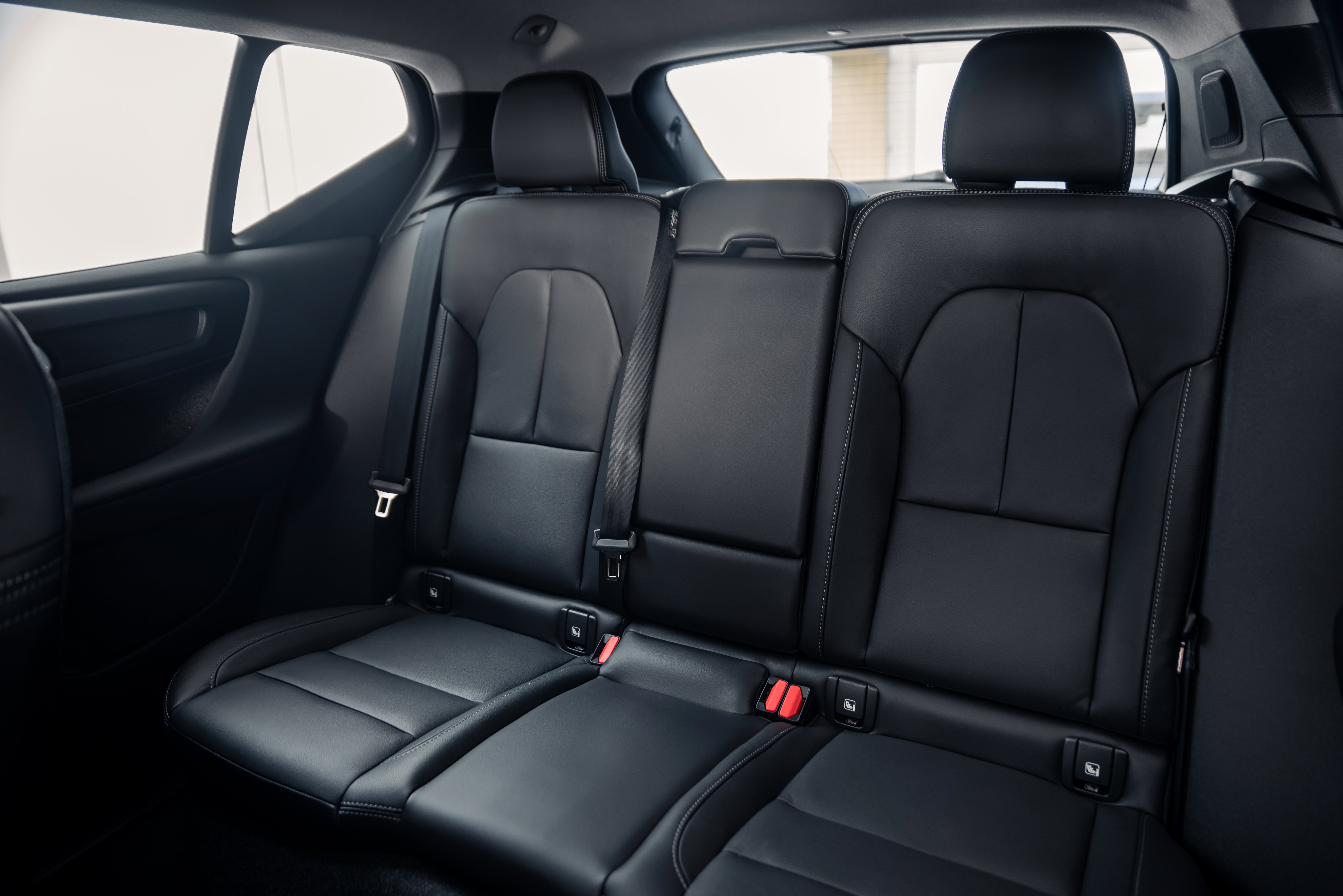 Volvo XC40 B4 Ultra Dark Fjord Blue 2025