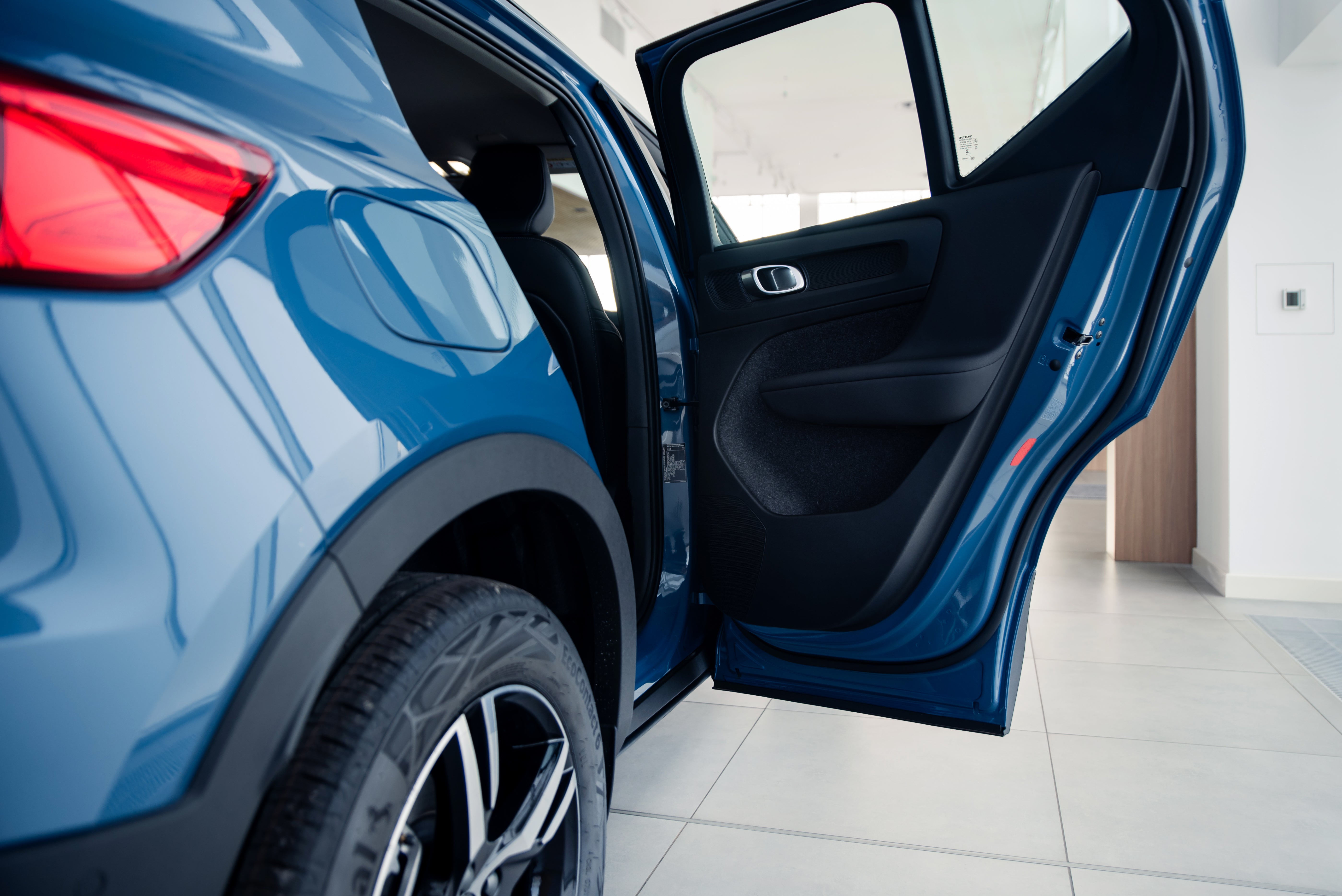 Volvo XC40 B4 Ultra Dark Fjord Blue 2025