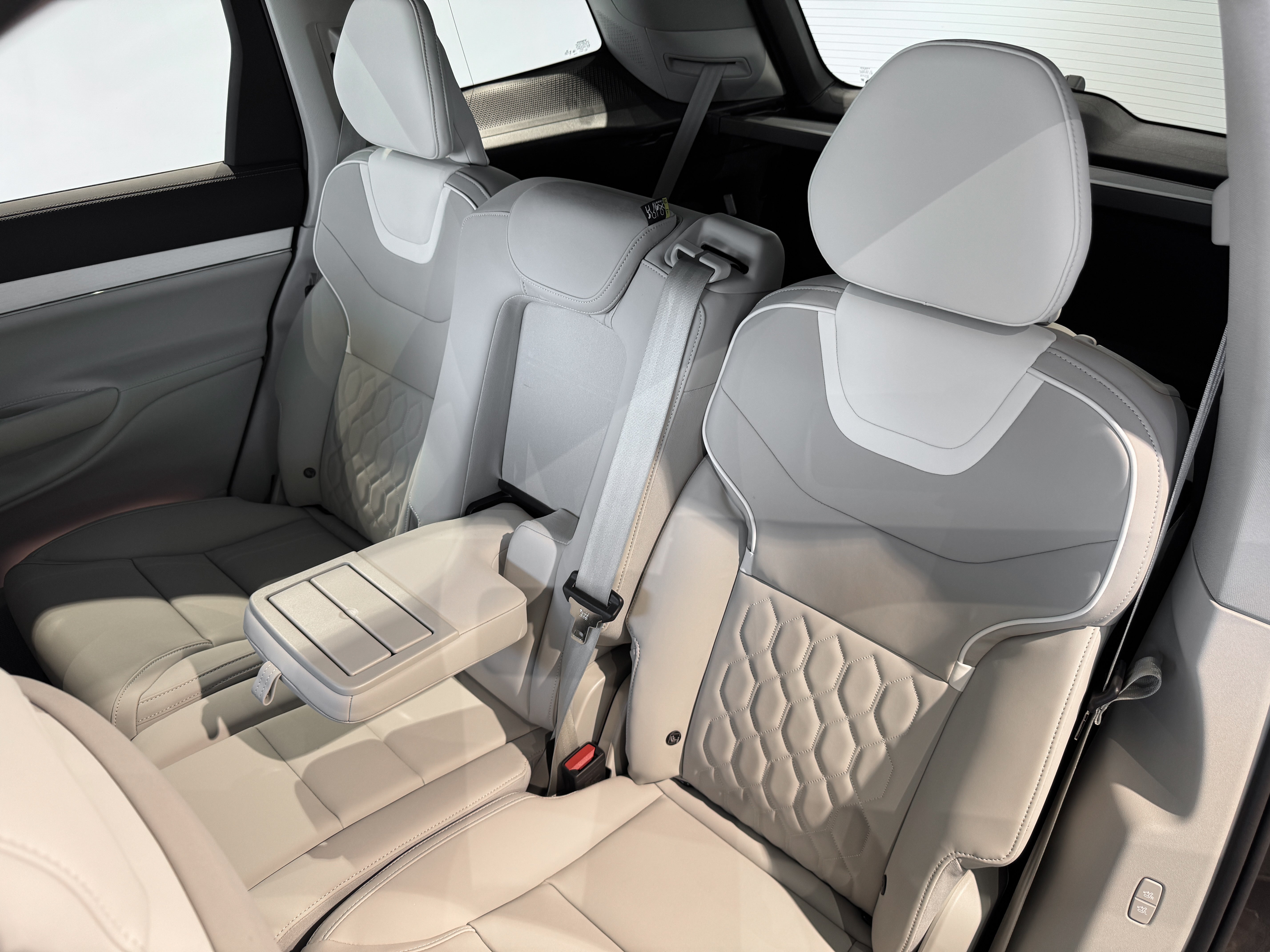 Volvo EX90 Ultra Platinum Grey 2025