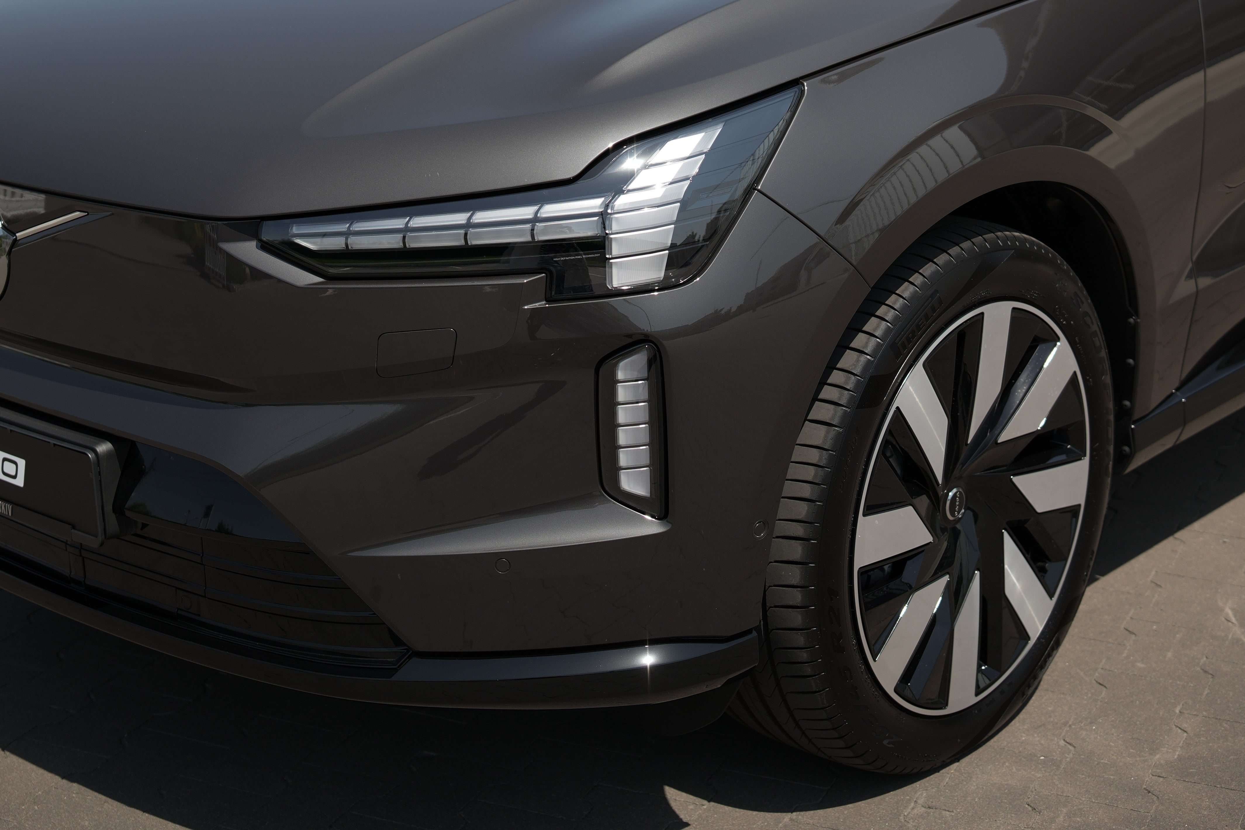 Volvo EX90 Ultra Platinum Grey 2025