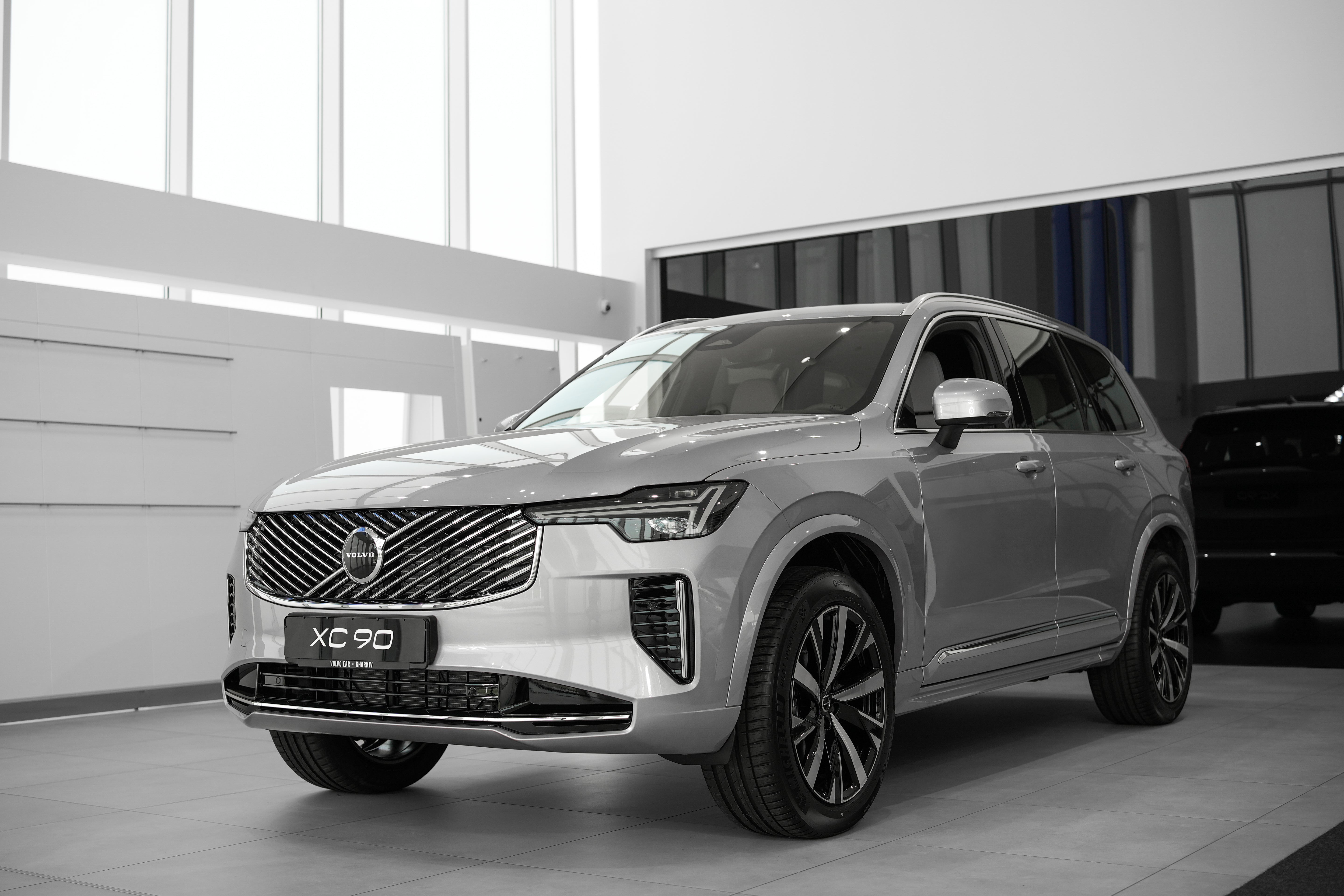 Volvo XC90 B5 Core Aurora Silver