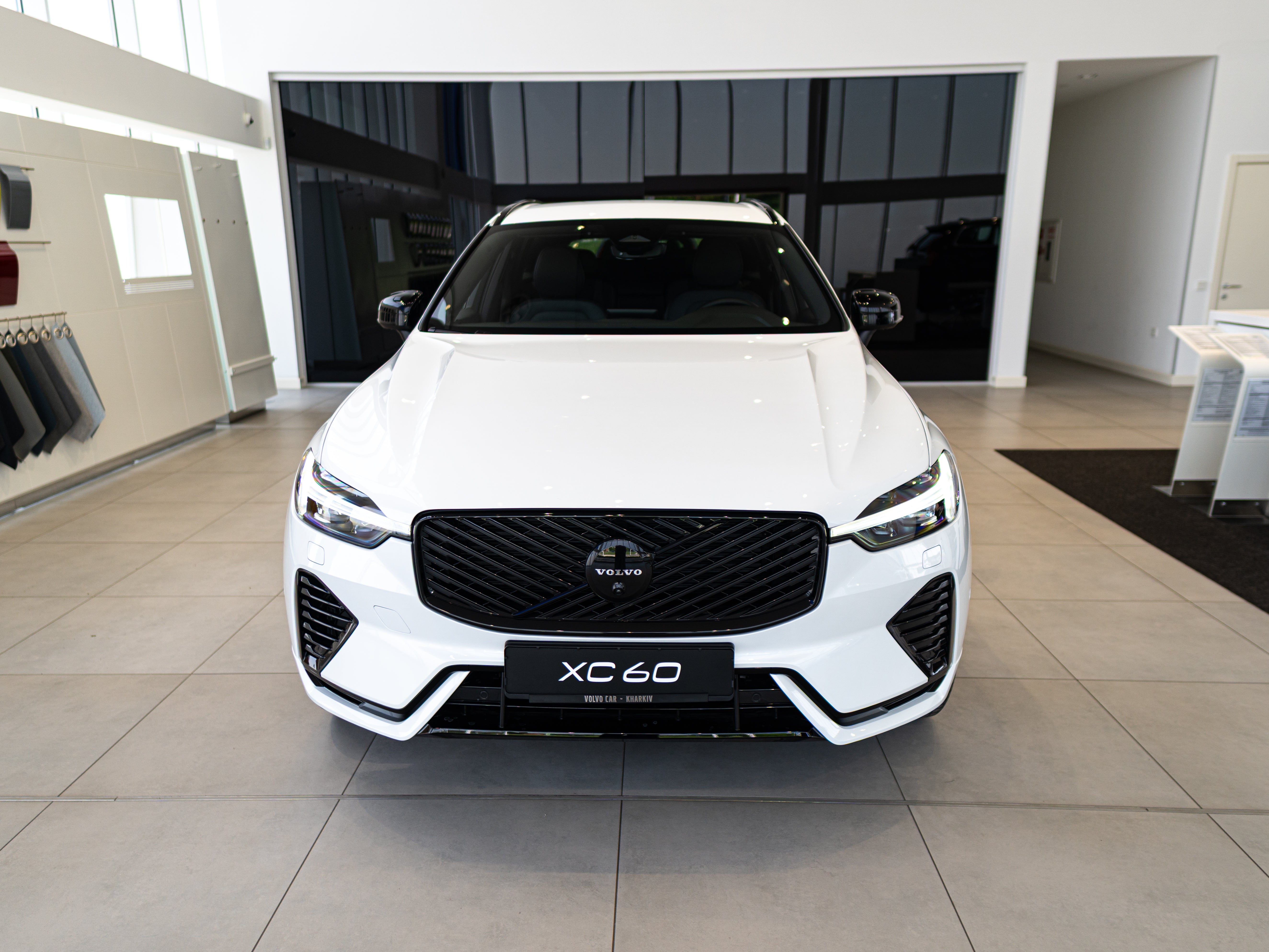 Volvo XC60 T8 Plus Black Edition Crystal White - Charcoal/Leabr3/Charc/Spo