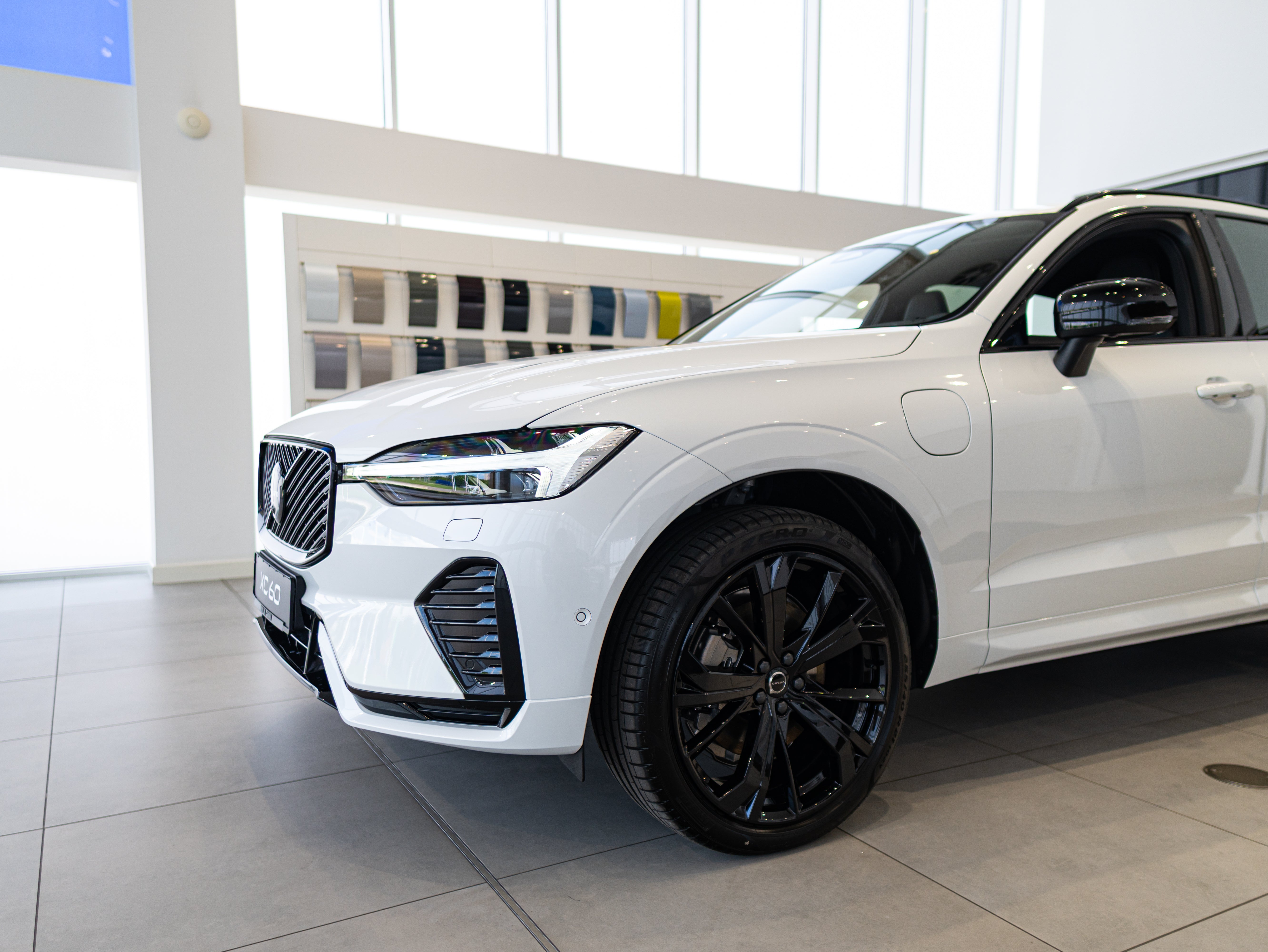 Volvo XC60 T8 Plus Black Edition Crystal White - Charcoal/Leabr3/Charc/Spo
