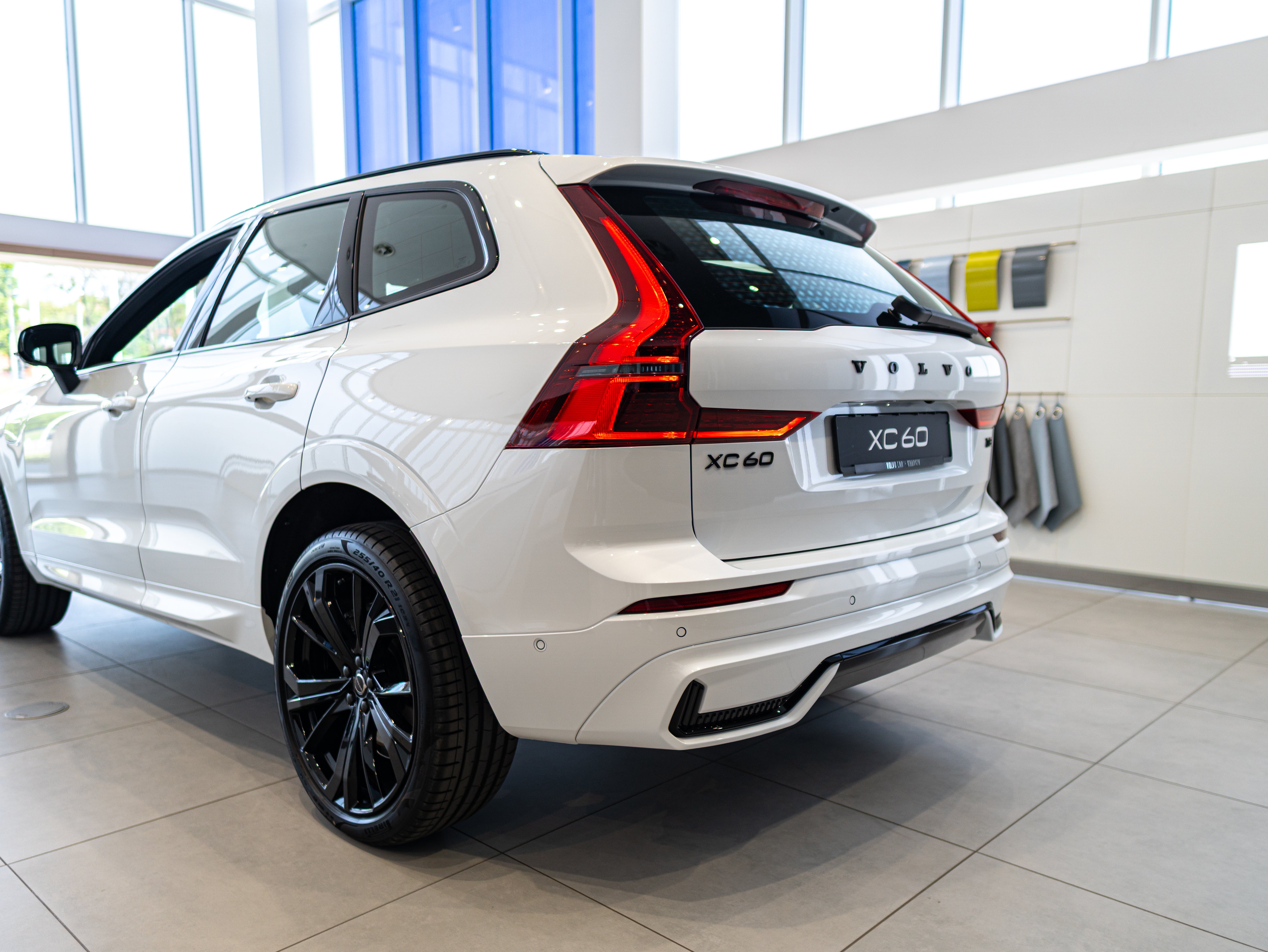 Volvo XC60 T8 Plus Black Edition Crystal White - Charcoal/Leabr3/Charc/Spo