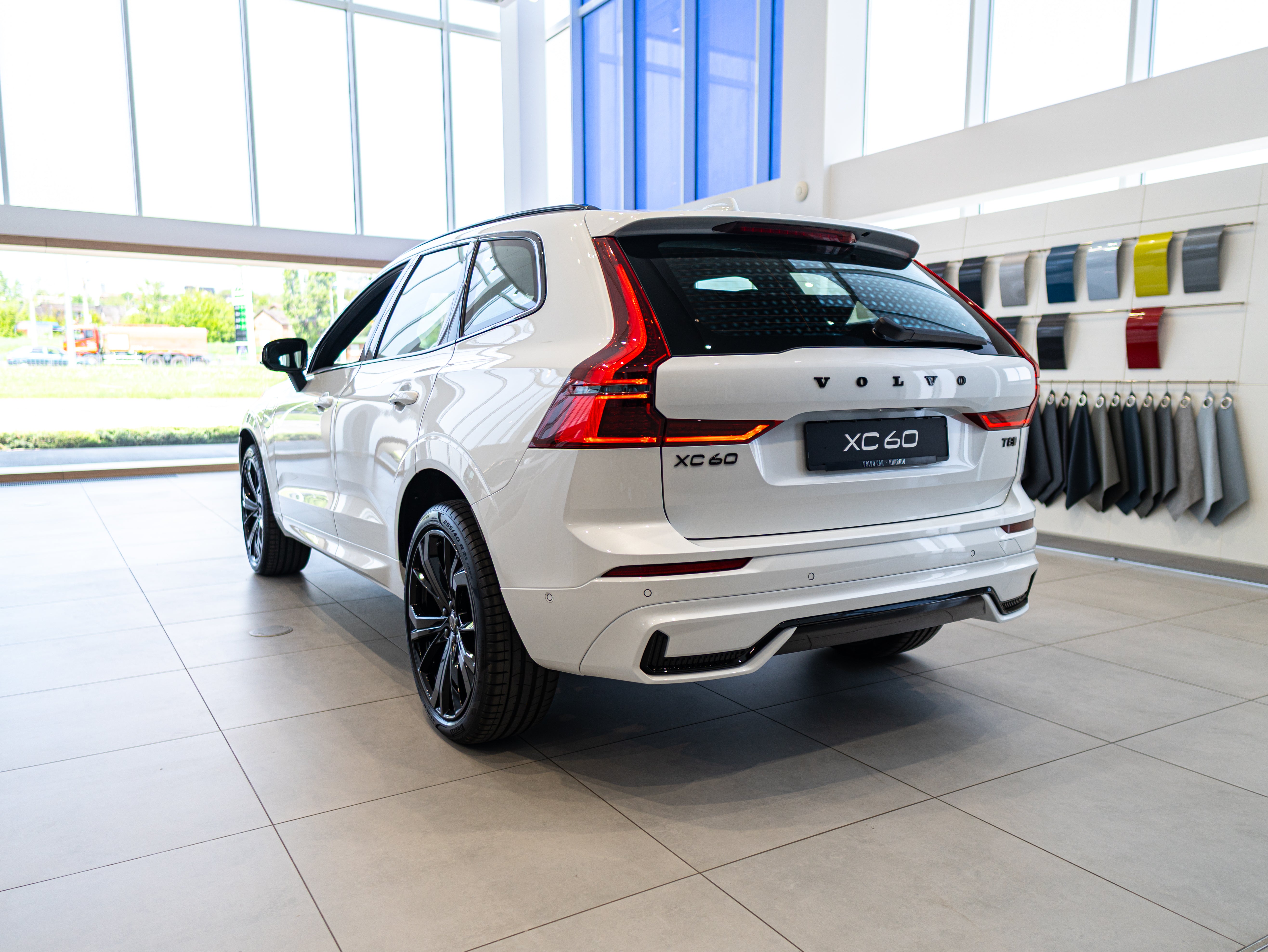 Volvo XC60 T8 Plus Black Edition Crystal White - Charcoal/Leabr3/Charc/Spo