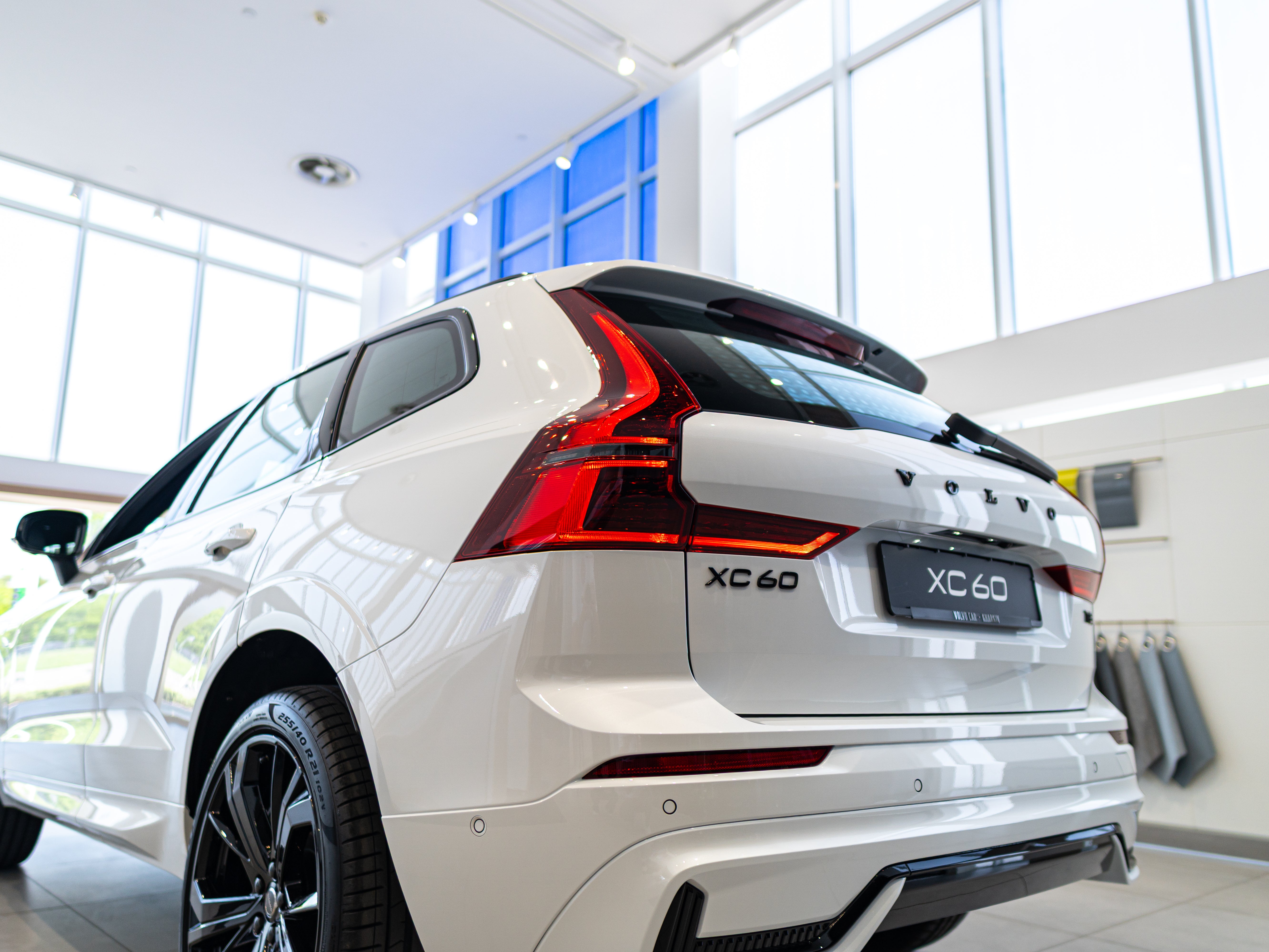 Volvo XC60 T8 Plus Black Edition Crystal White - Charcoal/Leabr3/Charc/Spo