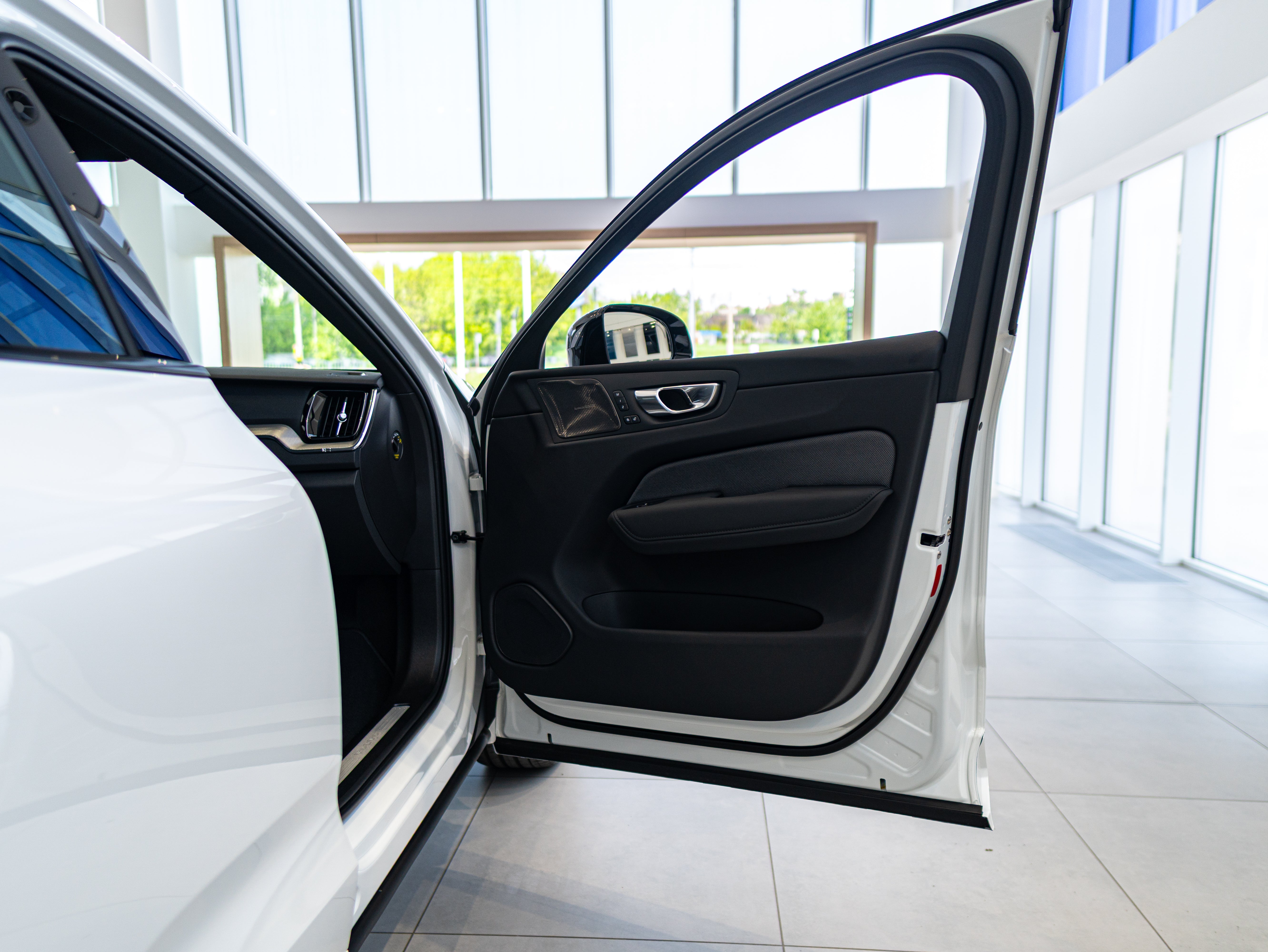 Volvo XC60 T8 Plus Black Edition Crystal White - Charcoal/Leabr3/Charc/Spo