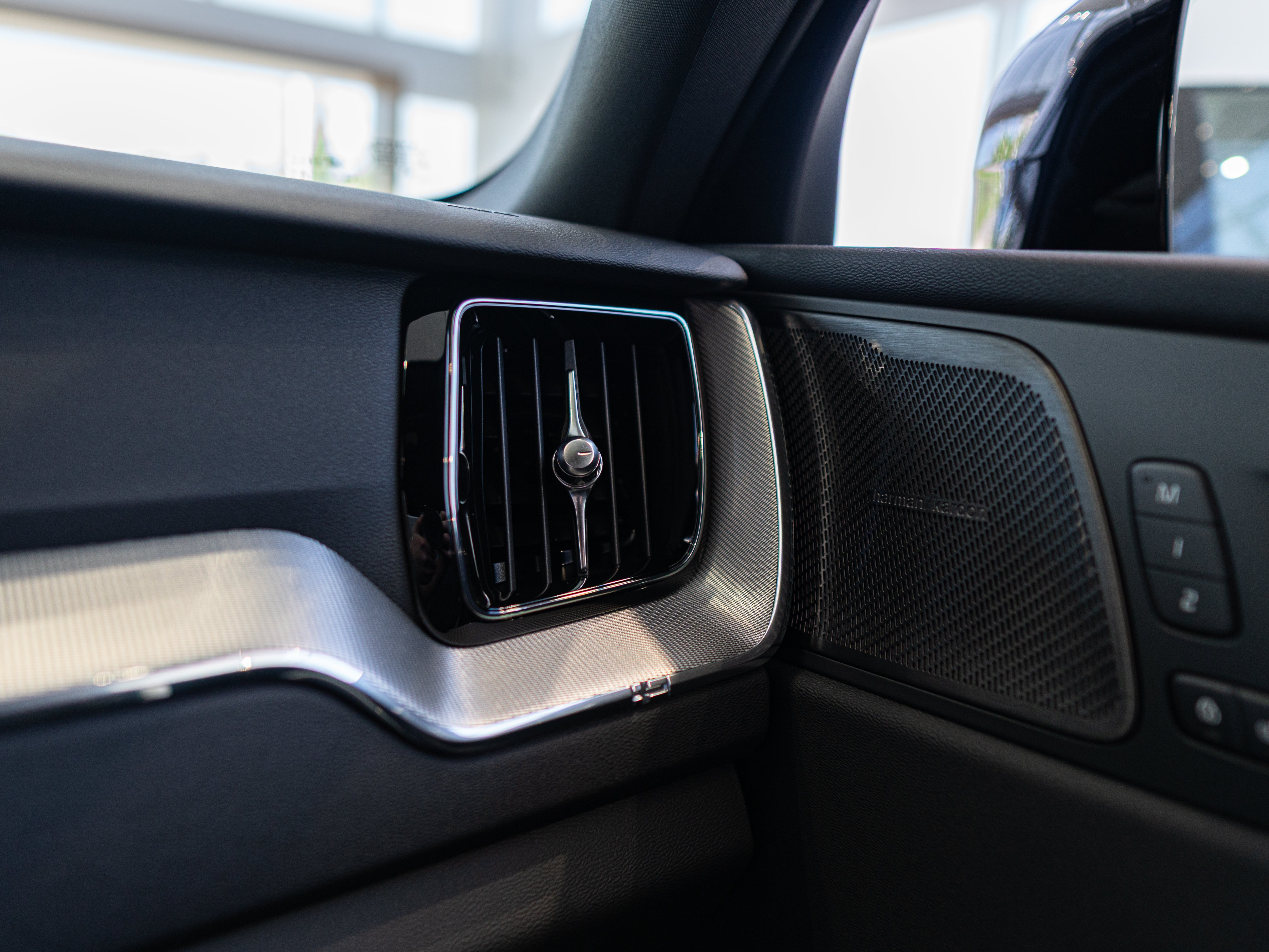 Volvo XC60 T8 Plus Black Edition Crystal White - Charcoal/Leabr3/Charc/Spo