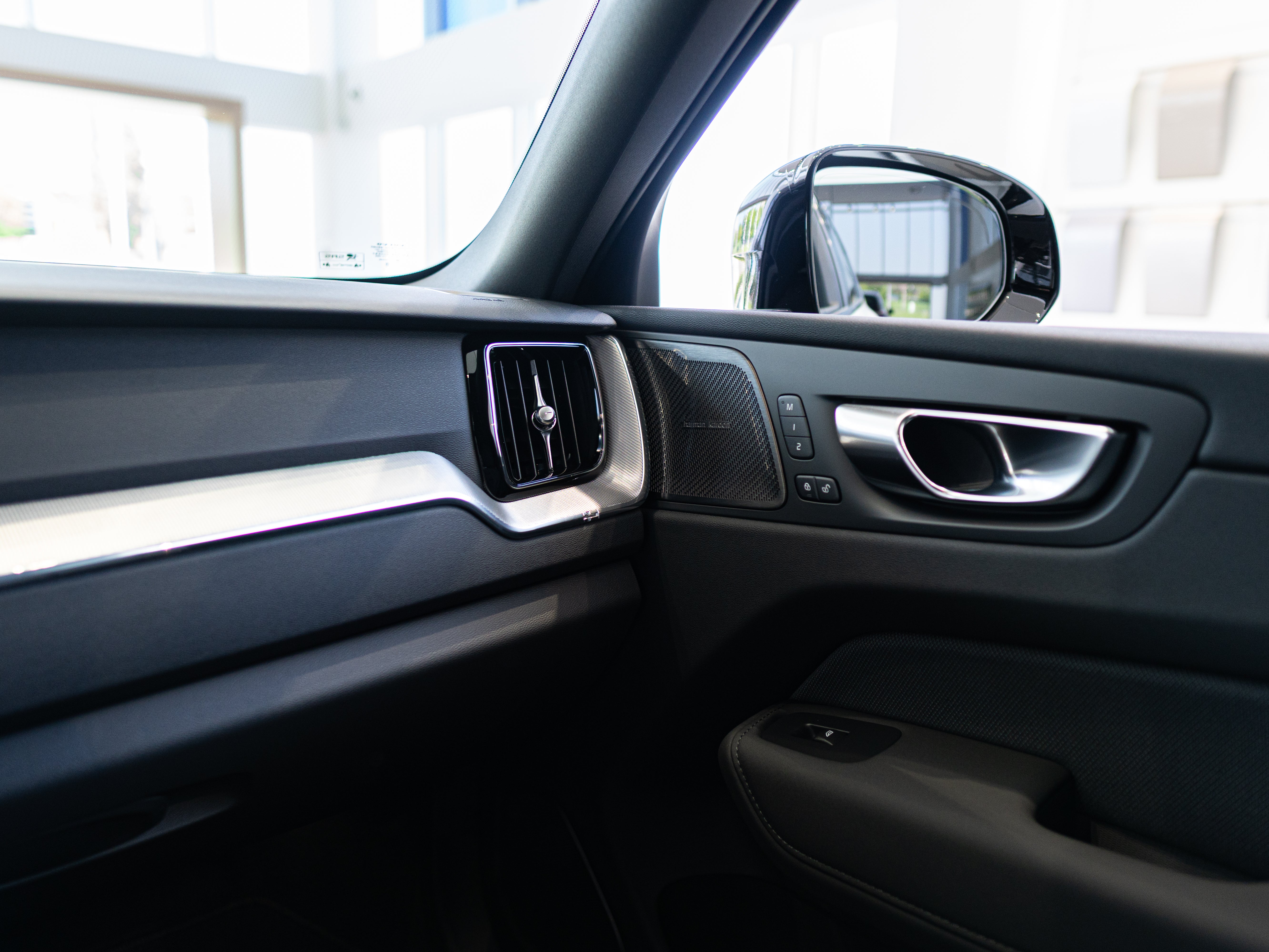 Volvo XC60 T8 Plus Black Edition Crystal White - Charcoal/Leabr3/Charc/Spo