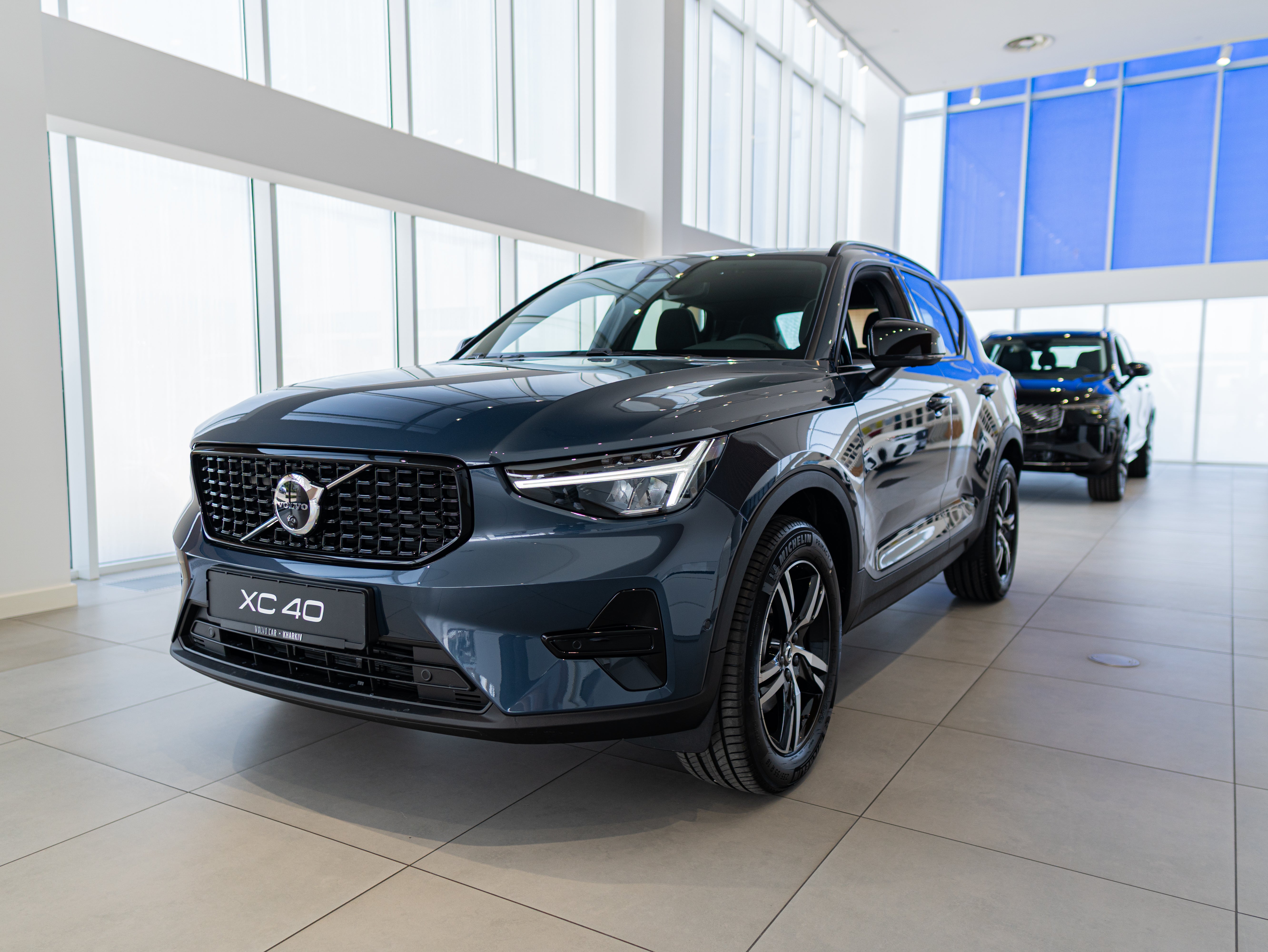 Volvo XC40 B4 Plus Dark Denim Blue - Charcoal/Connect/Charcoal