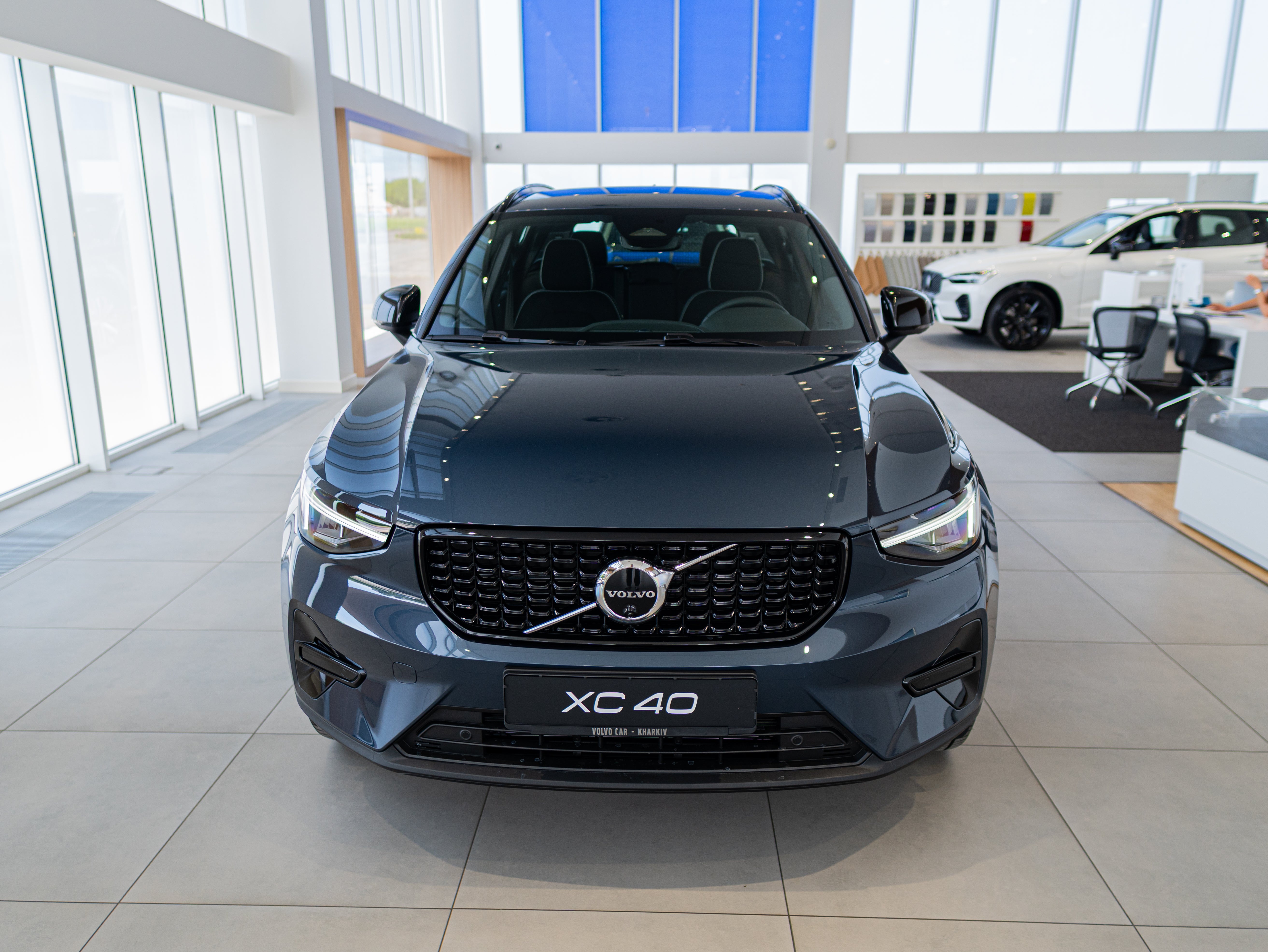Volvo XC40 B4 Plus Dark Denim Blue - Charcoal/Connect/Charcoal