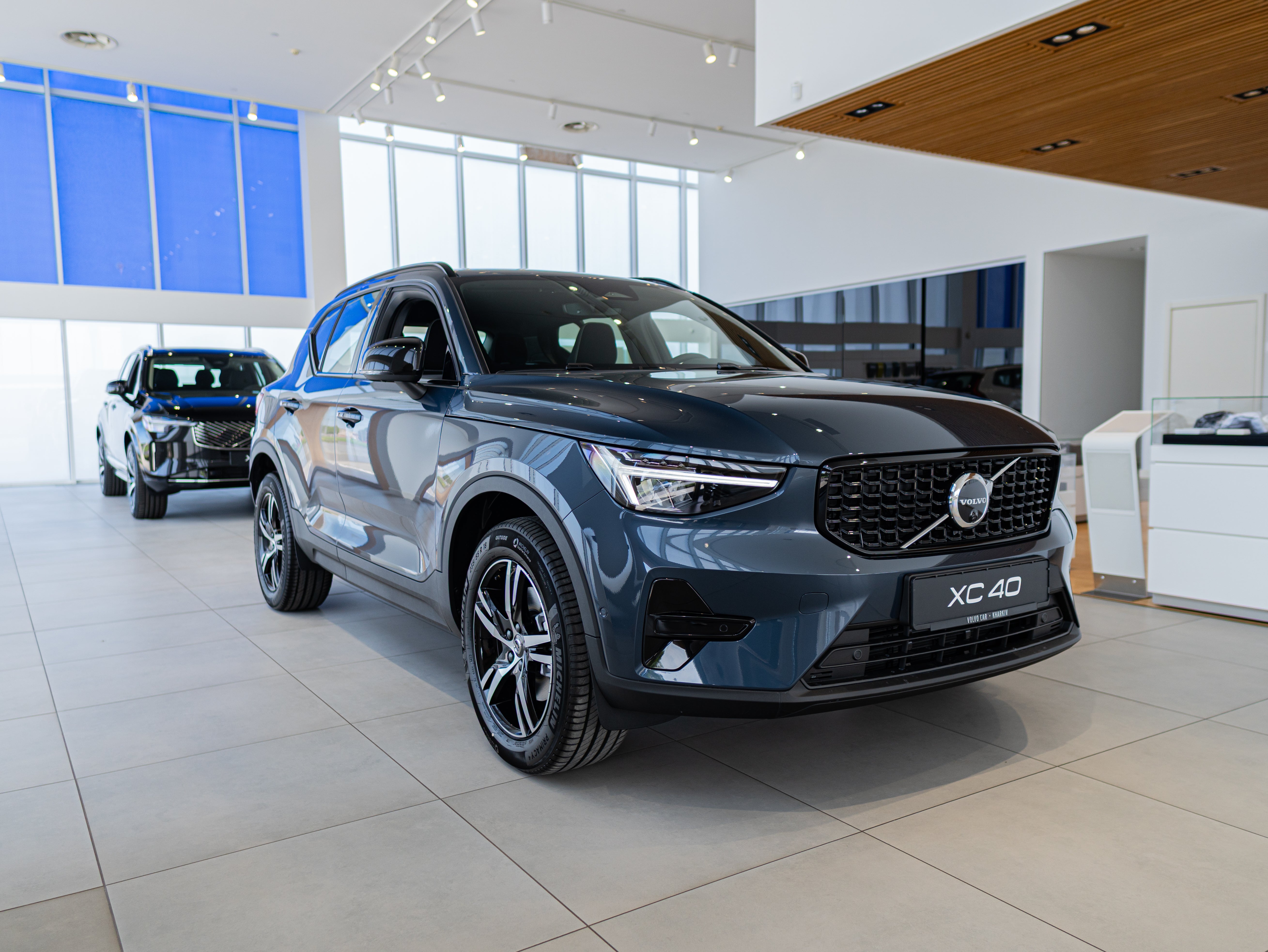 Volvo XC40 B4 Plus Dark Denim Blue - Charcoal/Connect/Charcoal