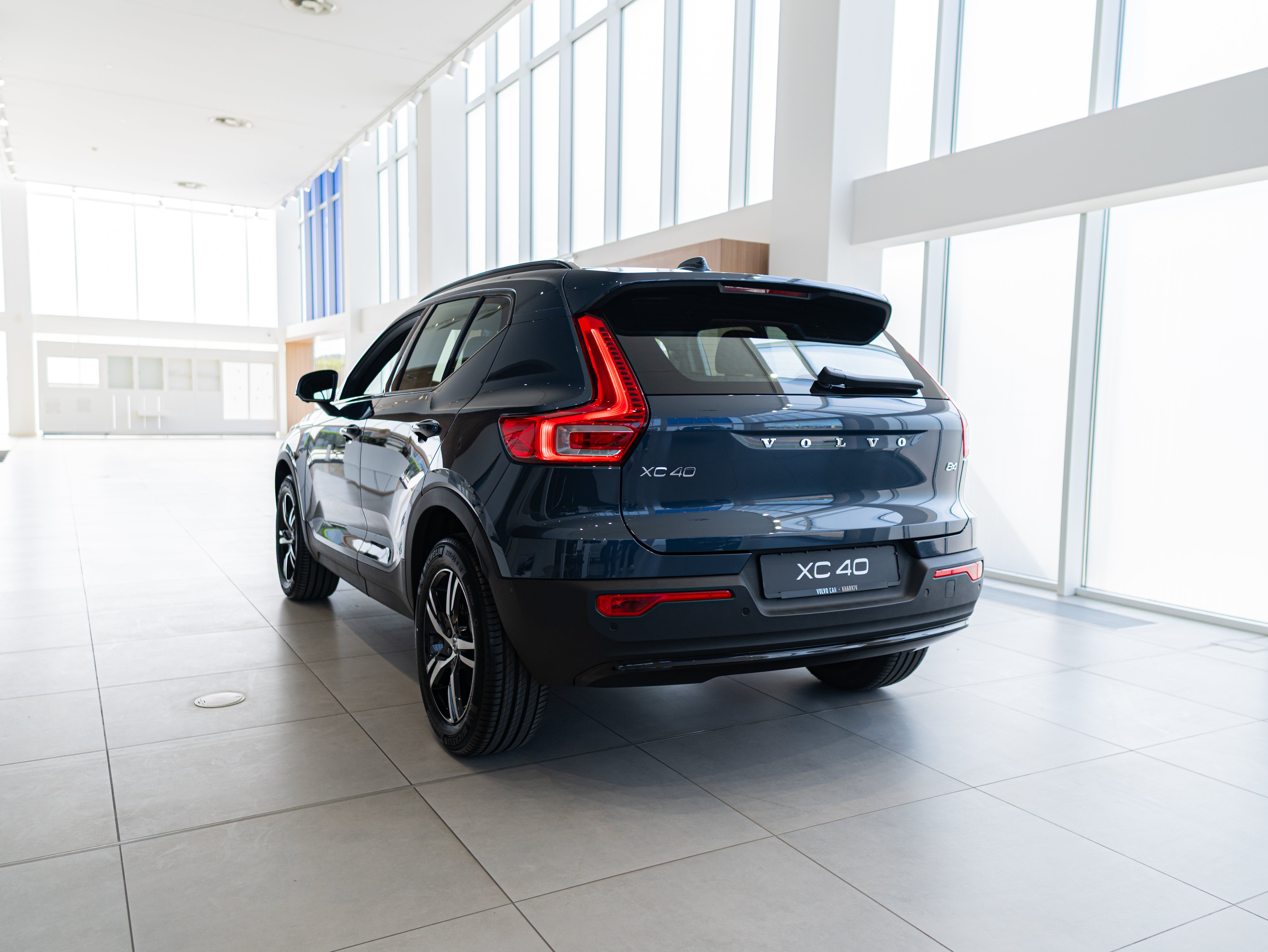 Volvo XC40 B4 Plus Dark Denim Blue - Charcoal/Connect/Charcoal