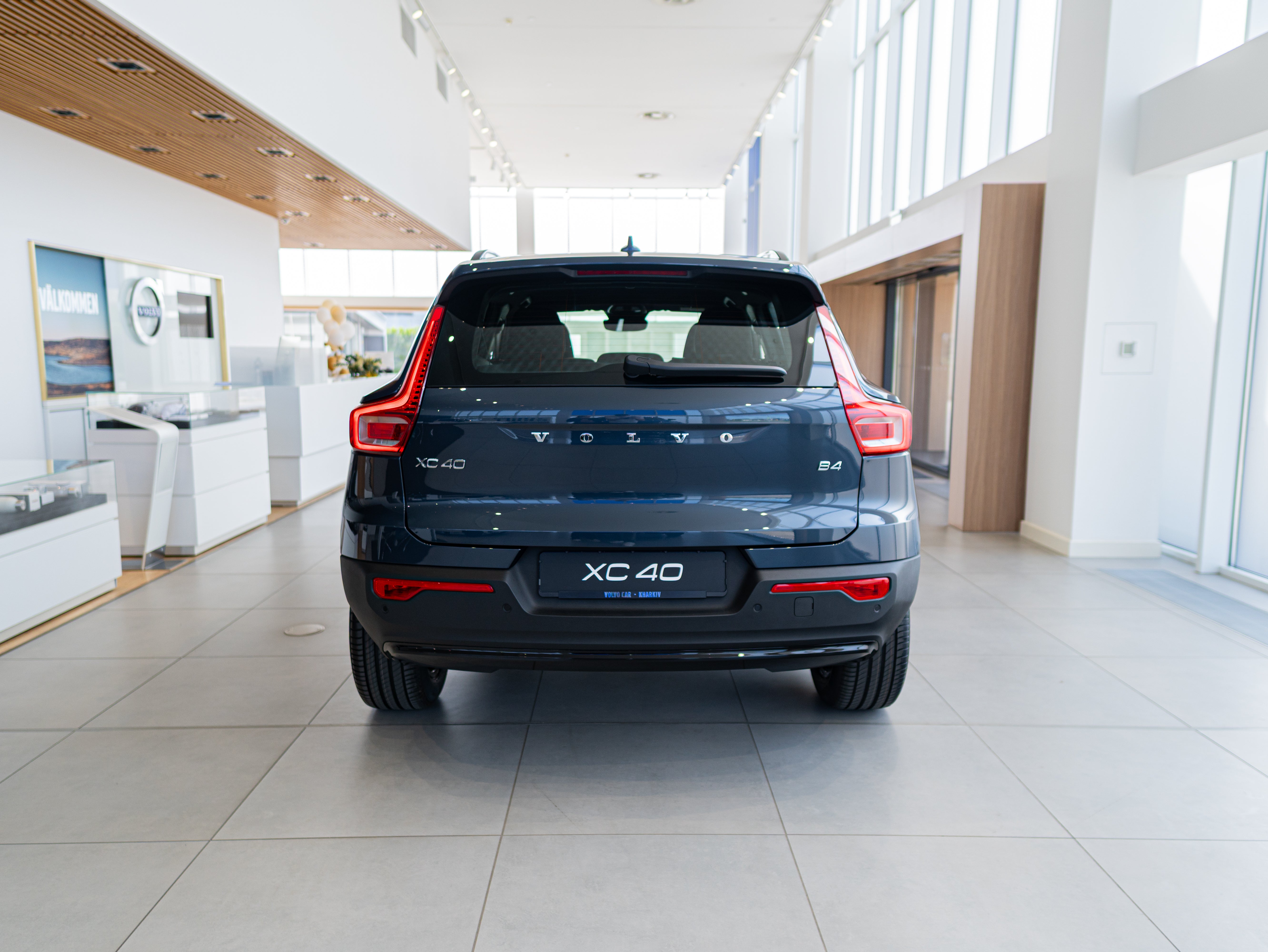 Volvo XC40 B4 Plus Dark Denim Blue - Charcoal/Connect/Charcoal