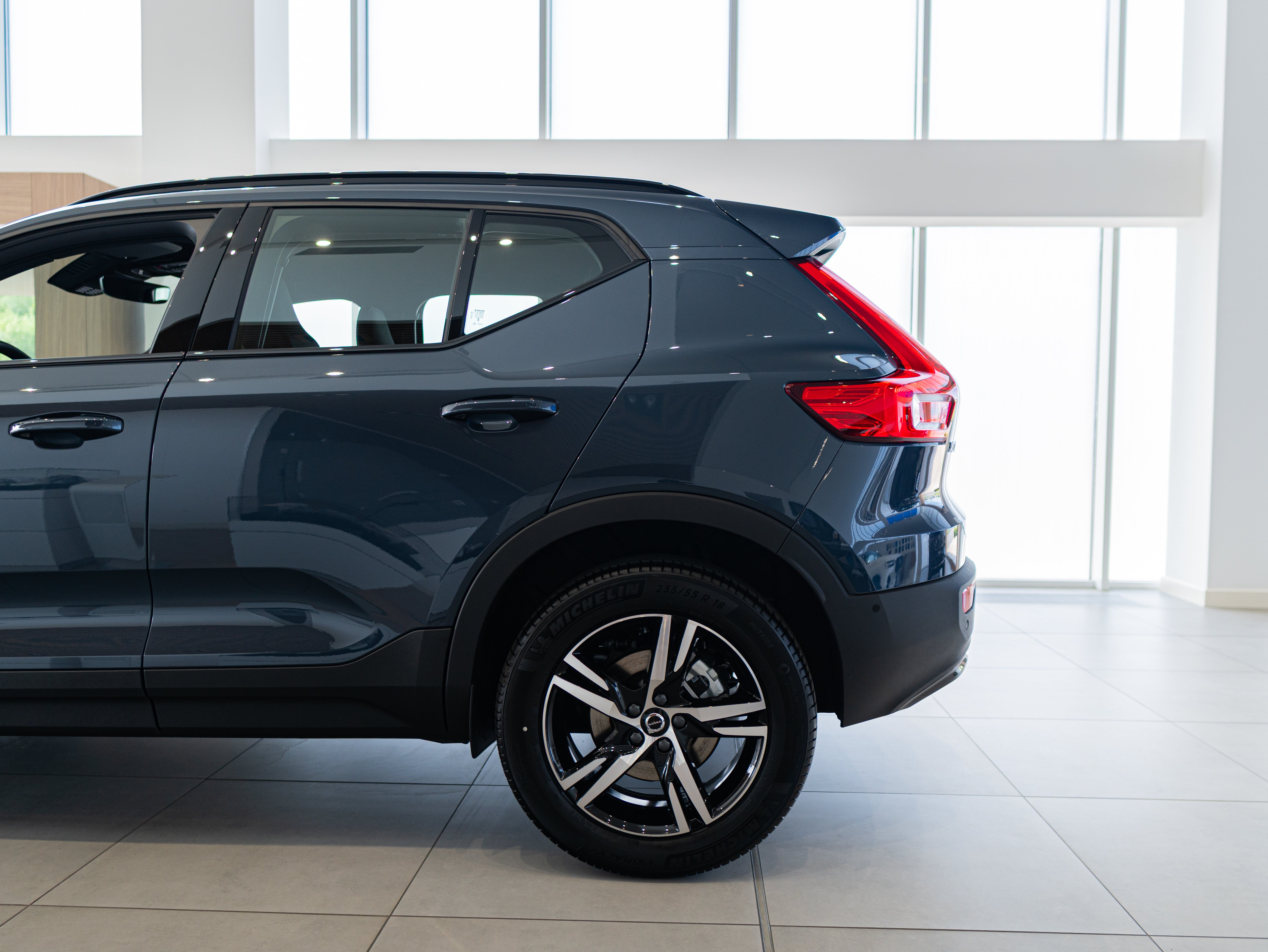Volvo XC40 B4 Plus Dark Denim Blue - Charcoal/Connect/Charcoal