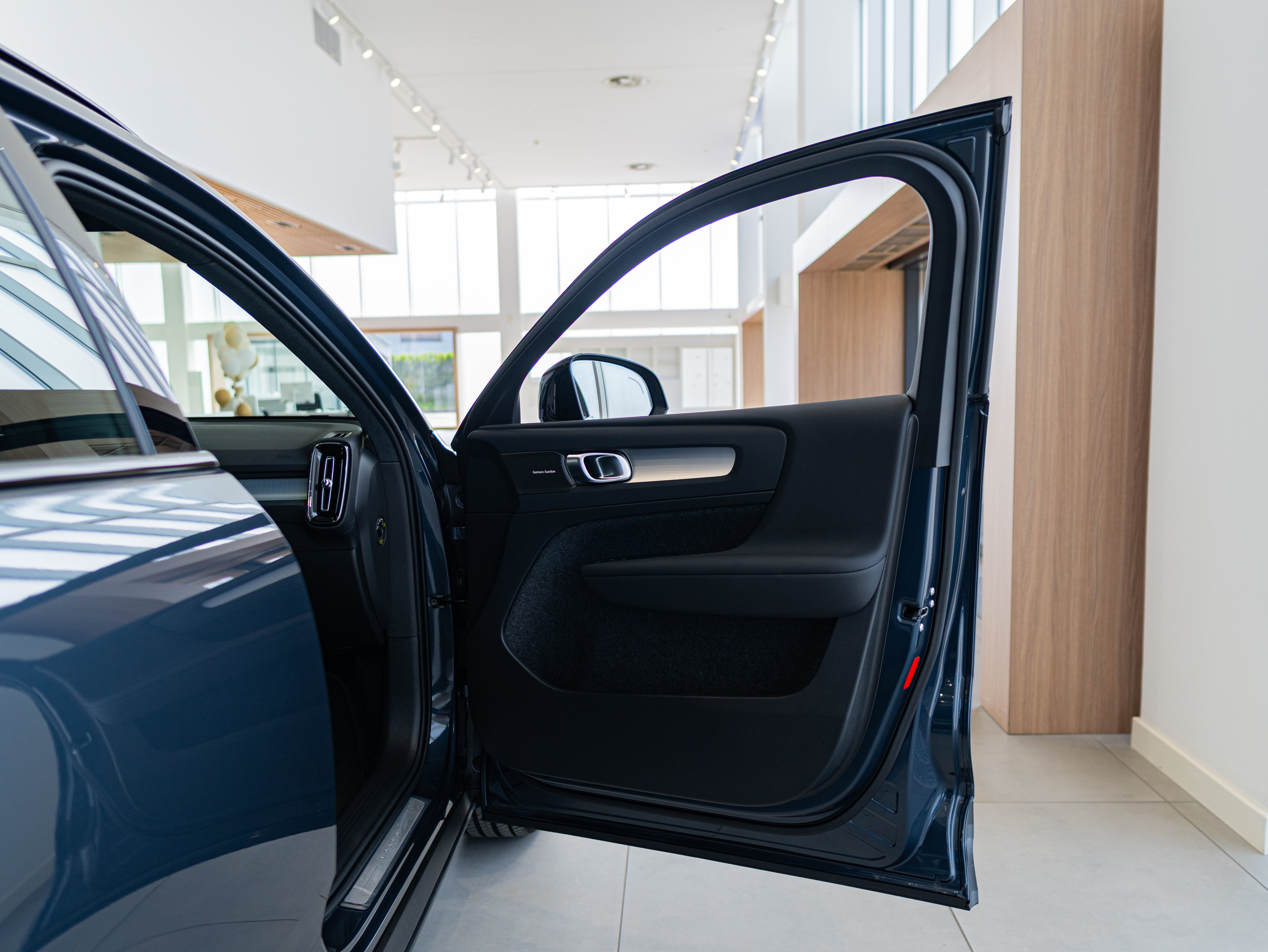 Volvo XC40 B4 Plus Dark Denim Blue - Charcoal/Connect/Charcoal