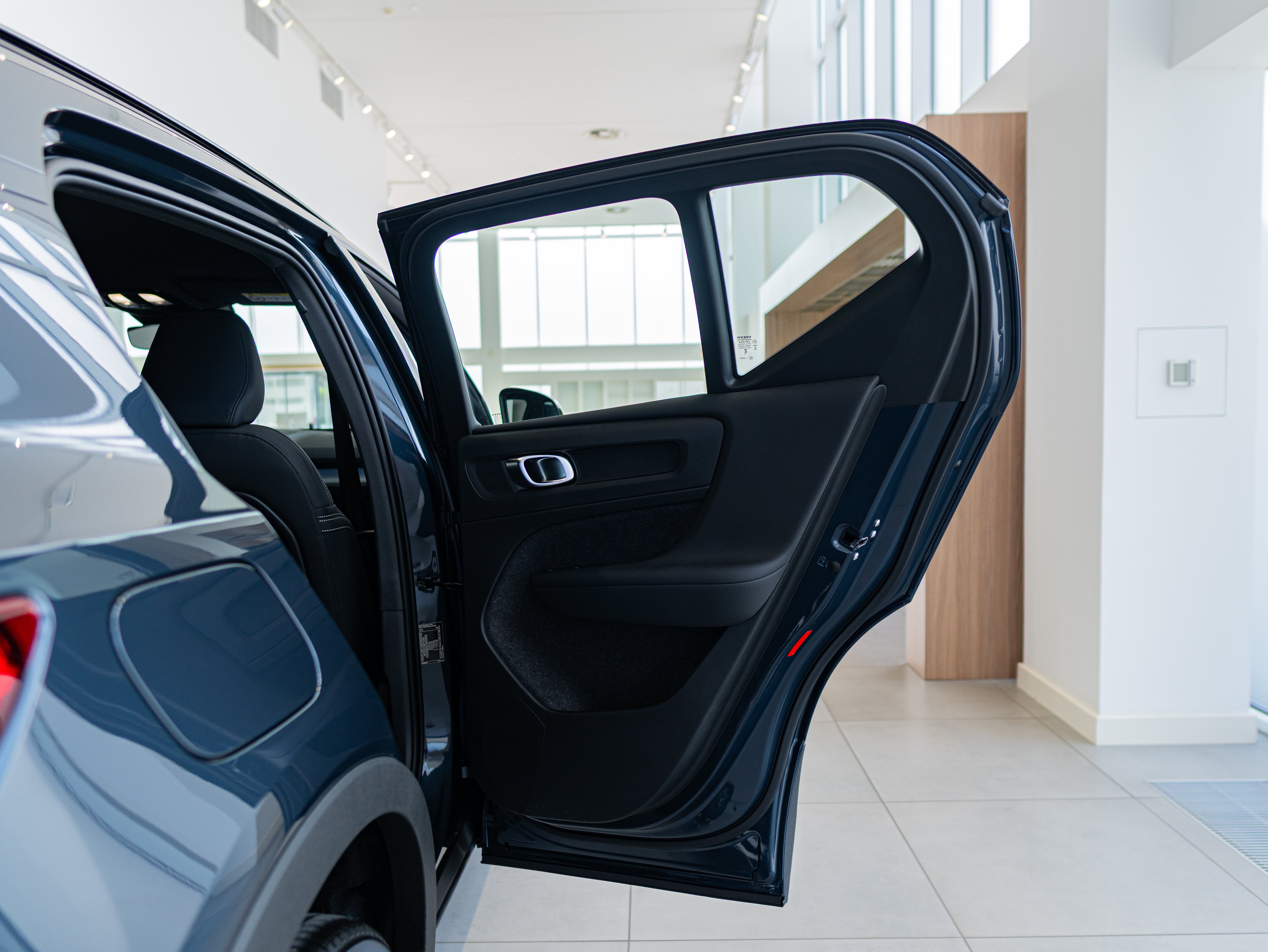 Volvo XC40 B4 Plus Dark Denim Blue - Charcoal/Connect/Charcoal