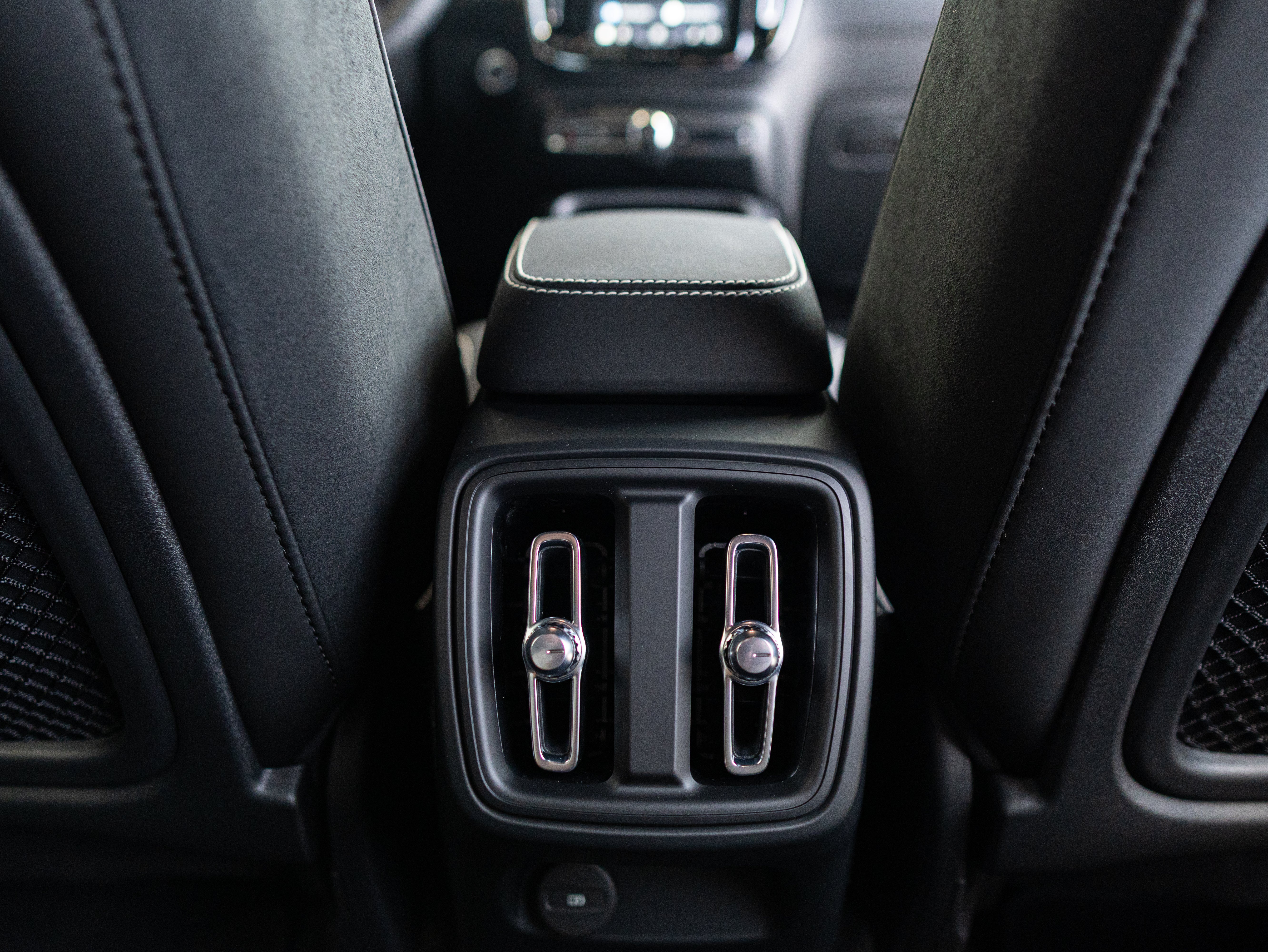 Volvo XC40 B4 Plus Dark Denim Blue - Charcoal/Connect/Charcoal