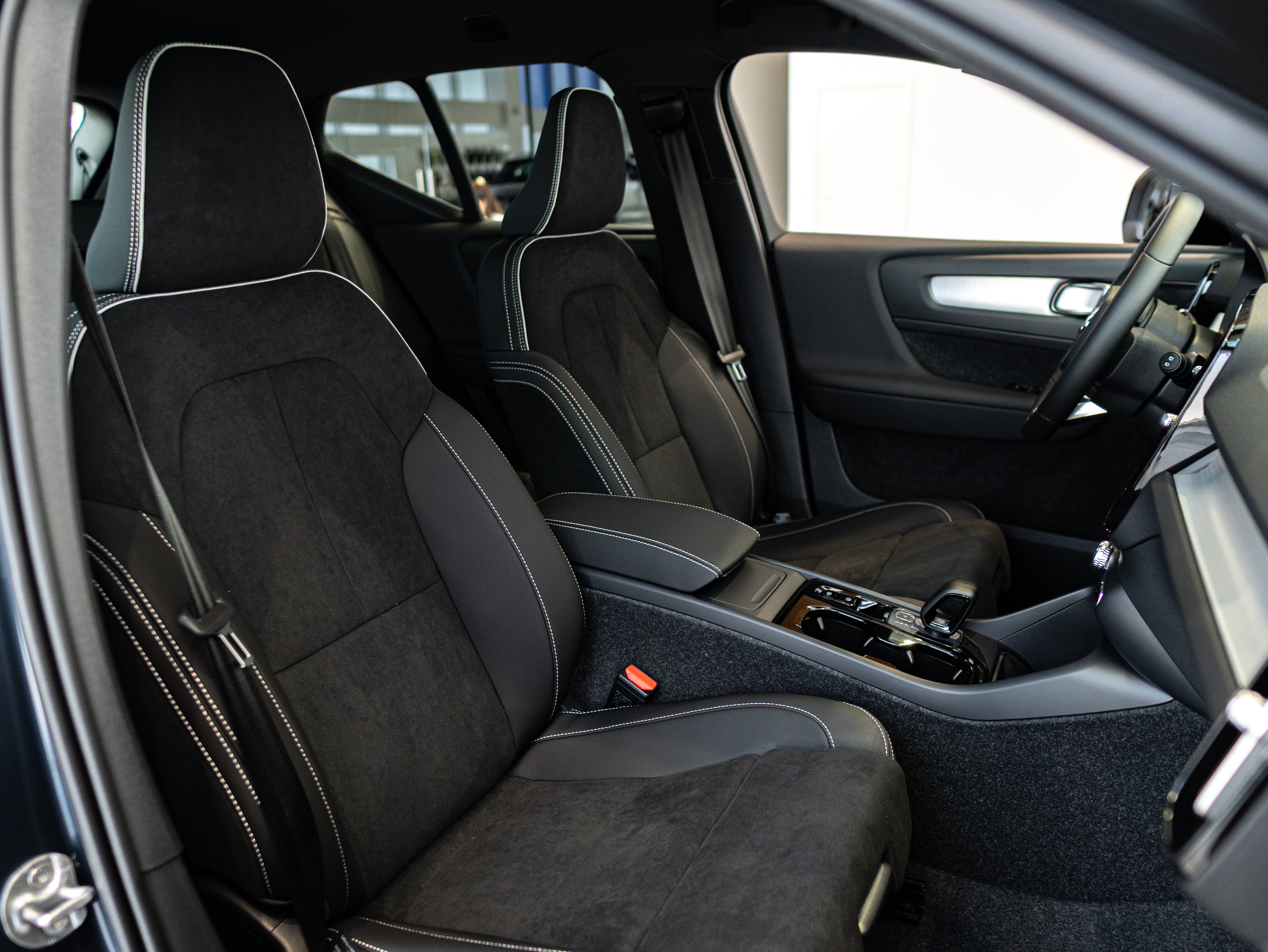 Volvo XC40 B4 Plus Dark Denim Blue - Charcoal/Connect/Charcoal