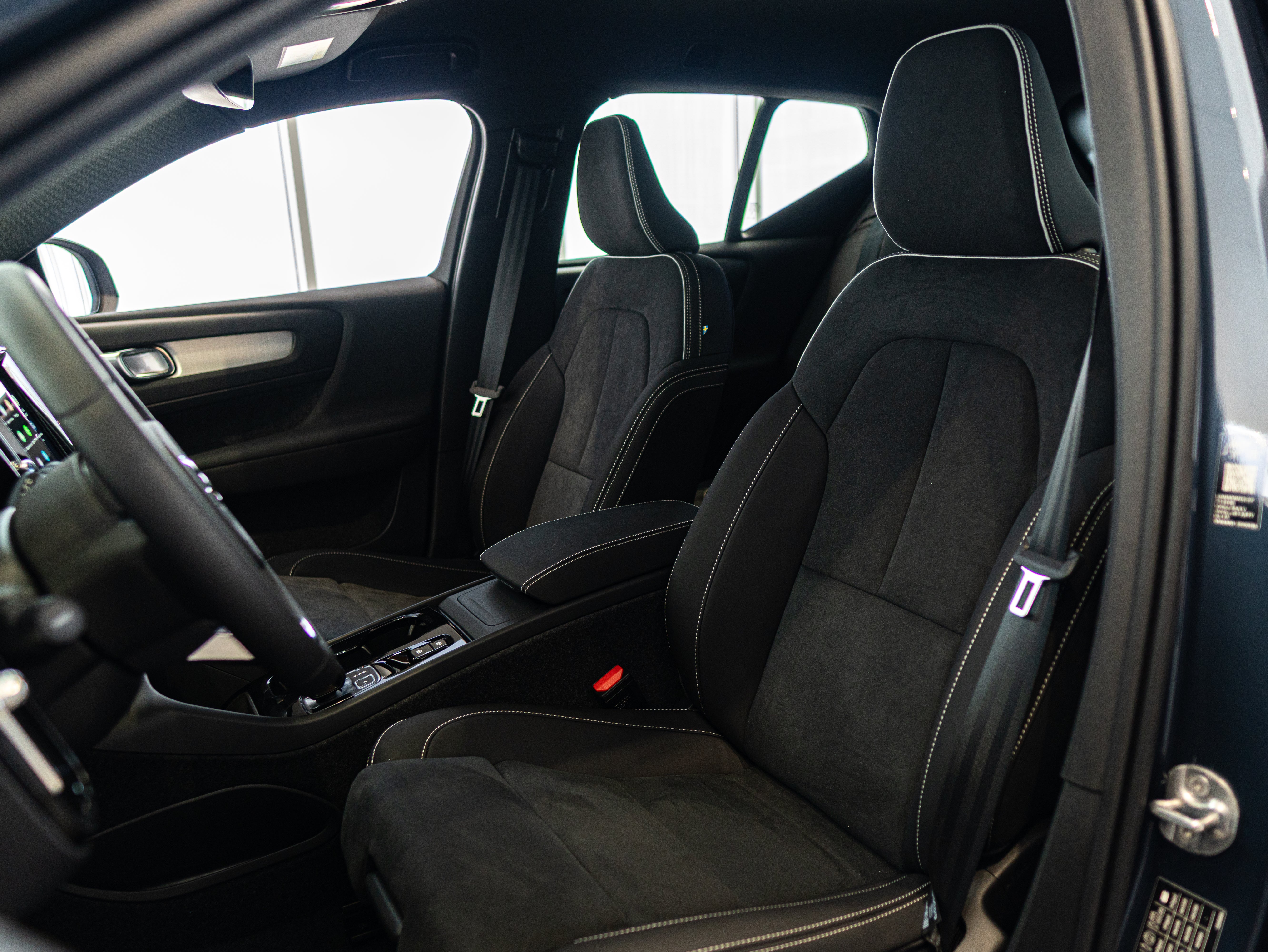 Volvo XC40 B4 Plus Dark Denim Blue - Charcoal/Connect/Charcoal