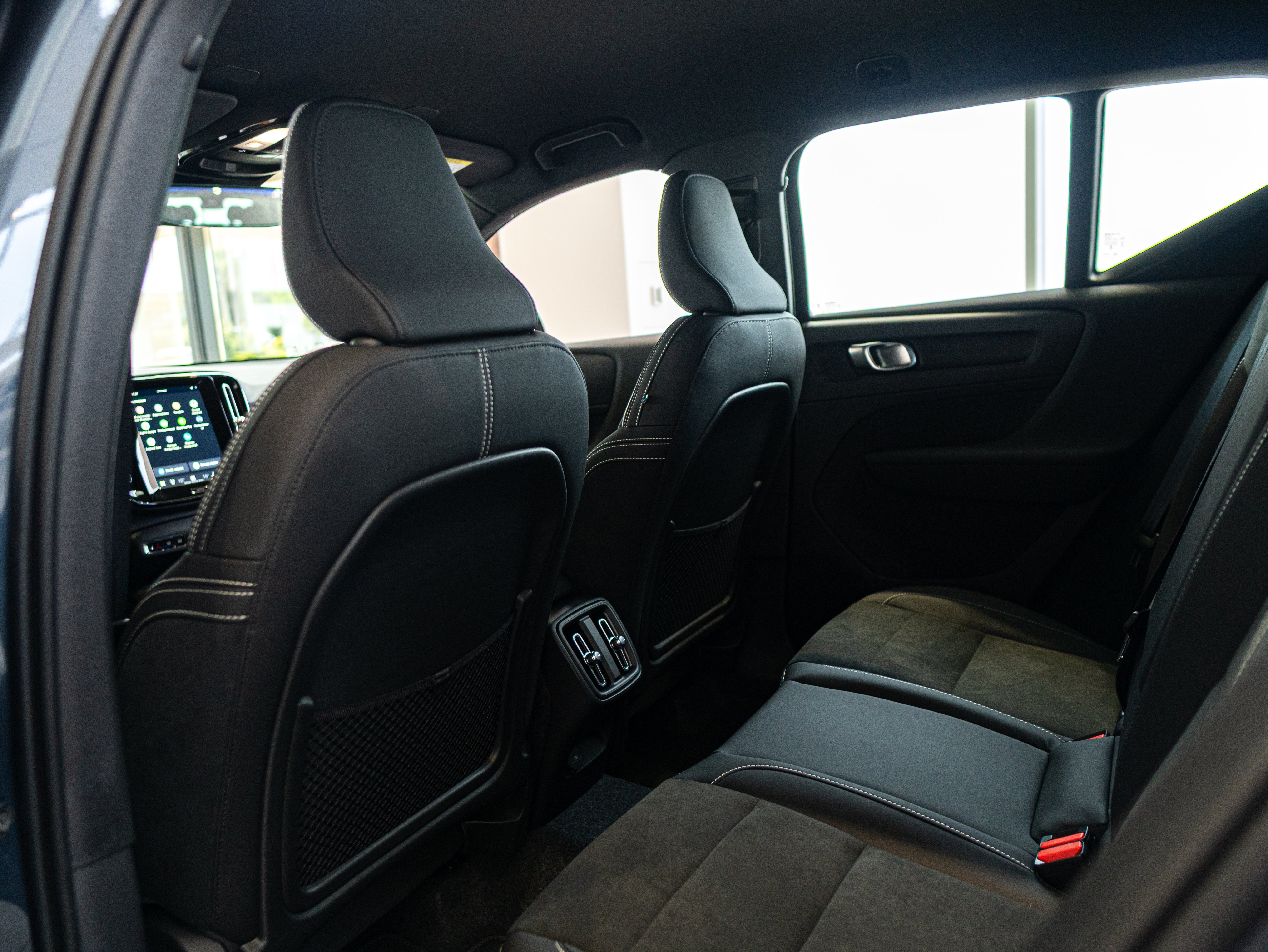 Volvo XC40 B4 Plus Dark Denim Blue - Charcoal/Connect/Charcoal