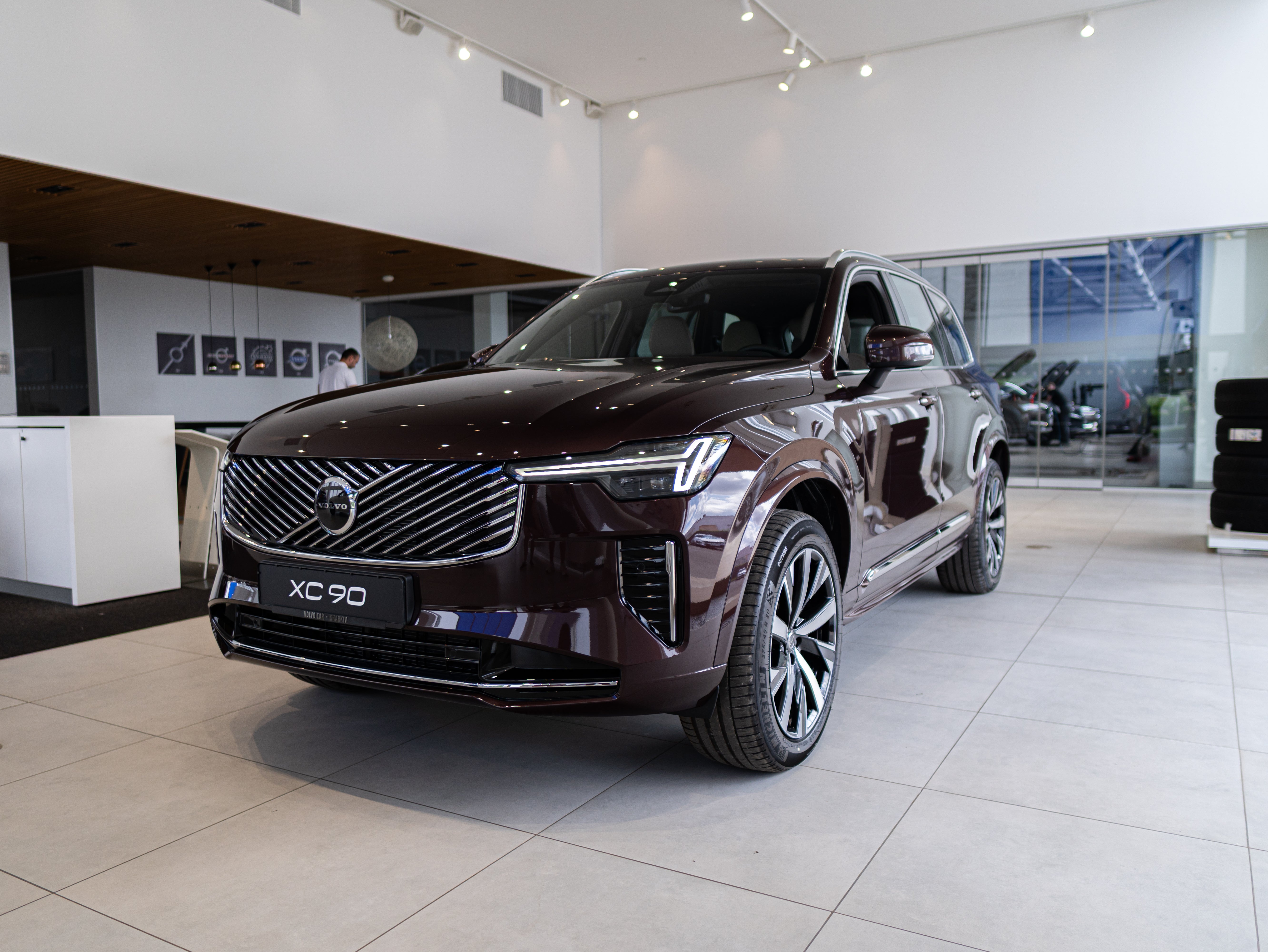 Volvo XC90 B5 Core Mulberry - Charcoal/Vinyl5/Cardamom 2026