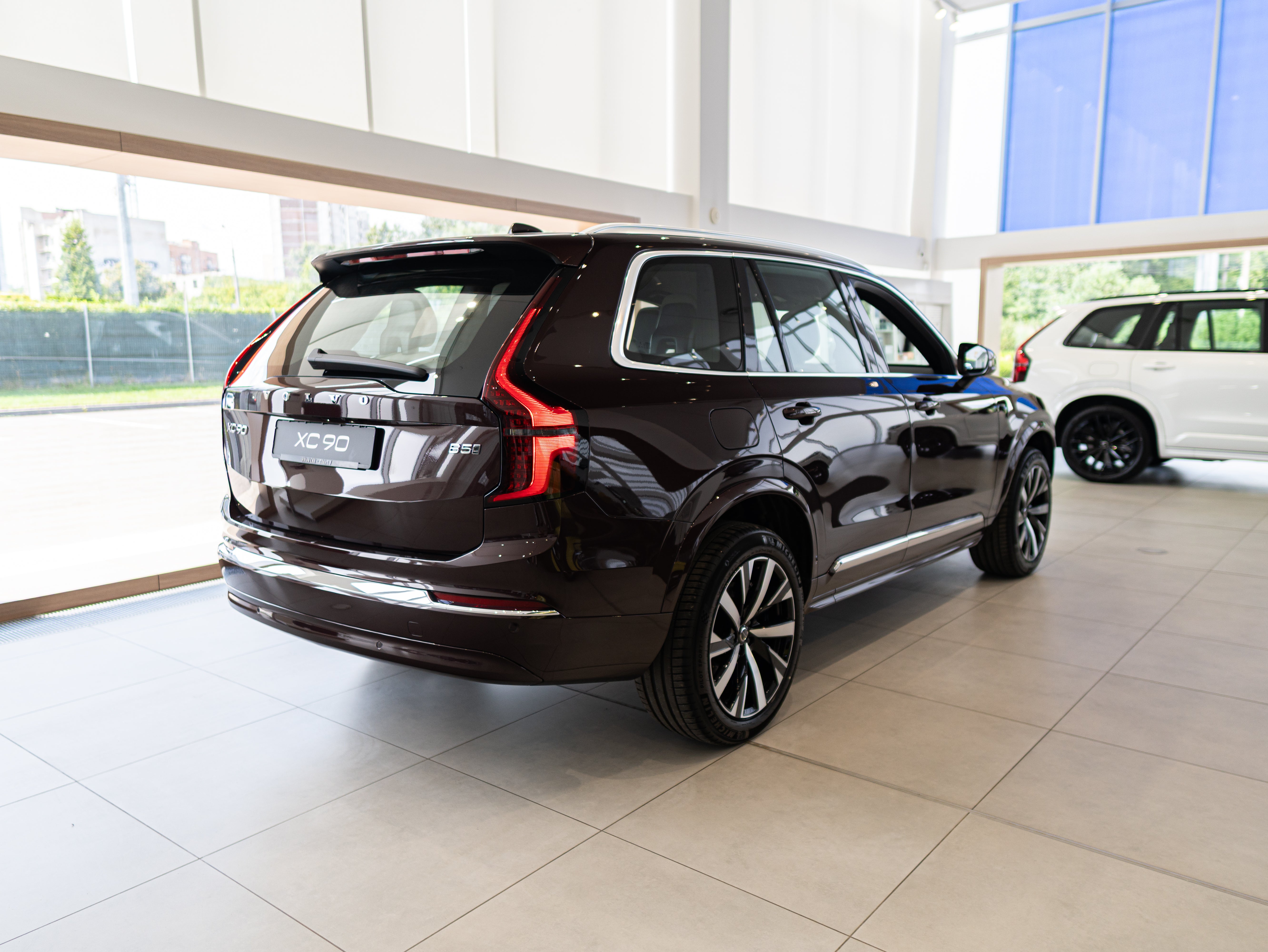 Volvo XC90 B5 Core Mulberry - Charcoal/Vinyl5/Cardamom 2026