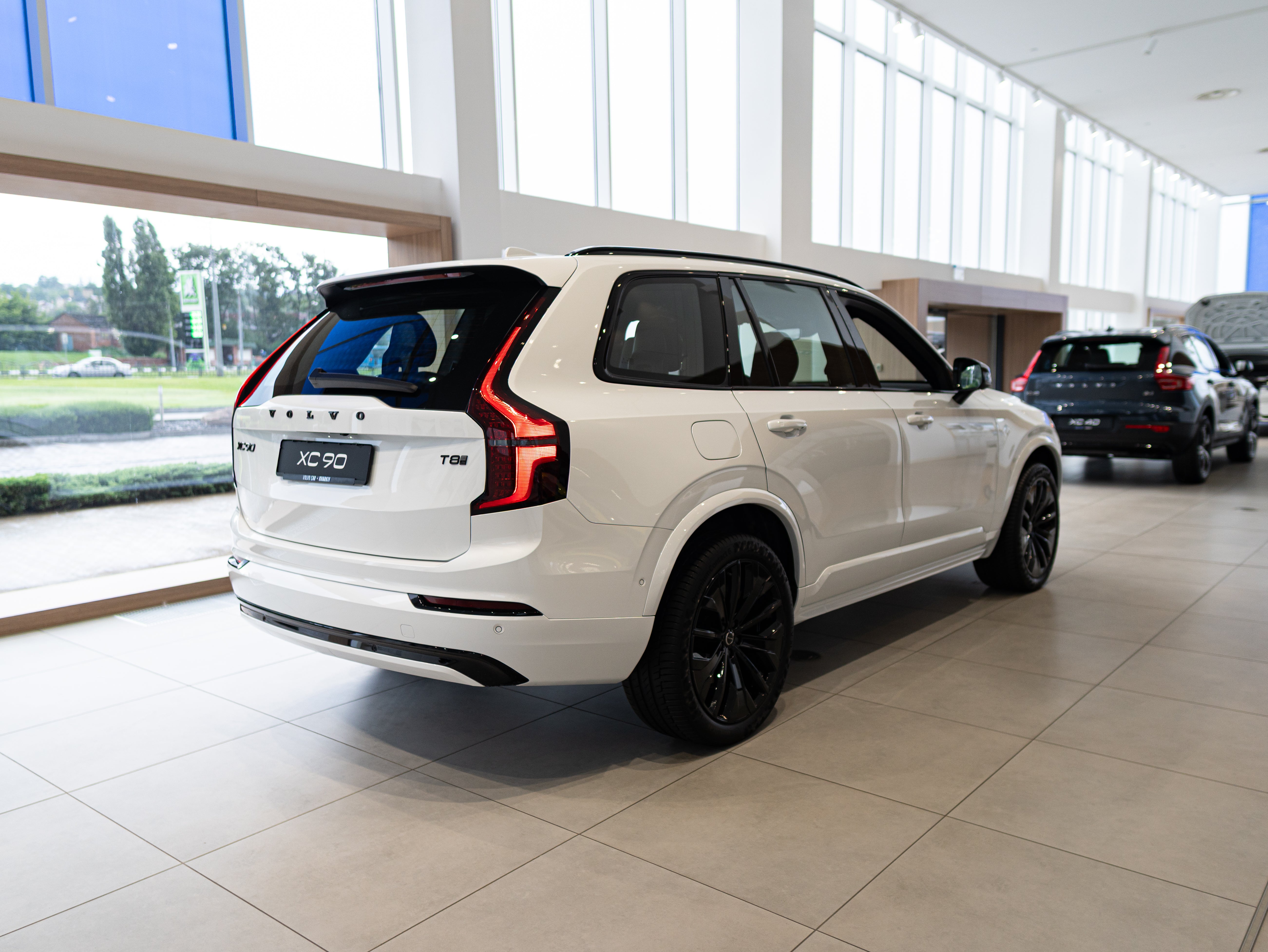 Volvo XC90 T8 Plus Black Edition Crystal White - Charcoal/Leac/Cardamom 2026