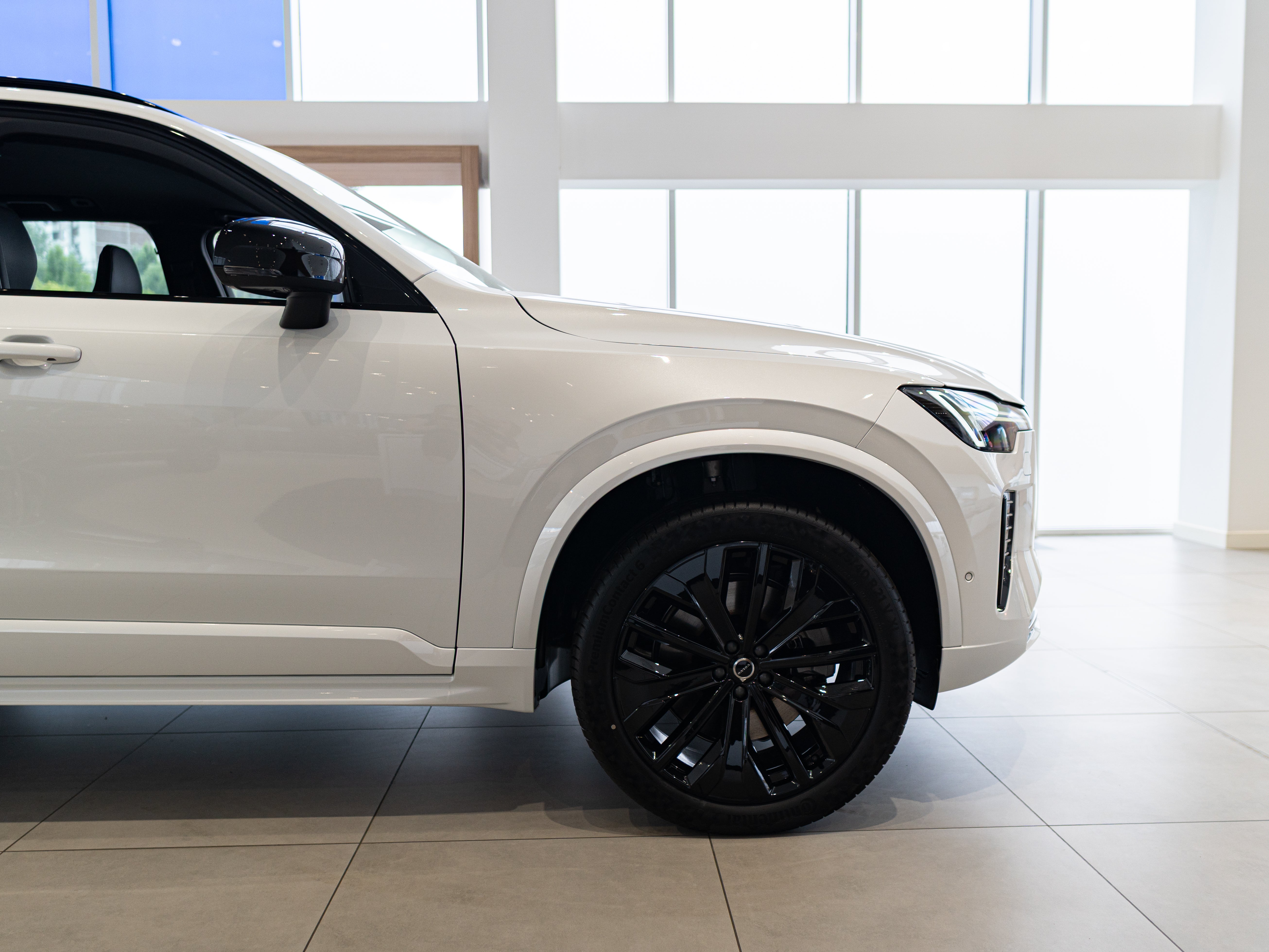 Volvo XC90 T8 Plus Black Edition Crystal White - Charcoal/Leac/Cardamom 2026