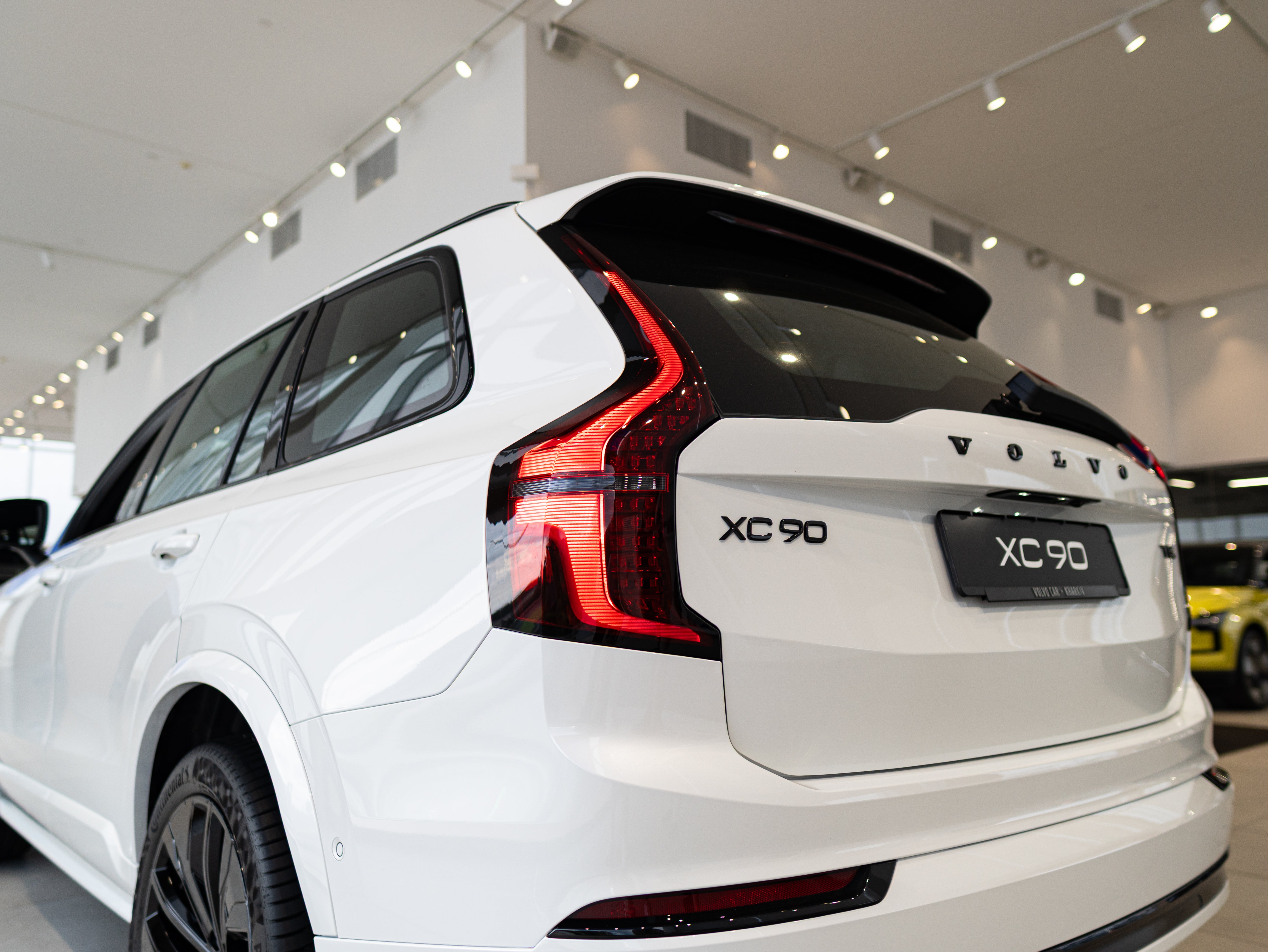 Volvo XC90 T8 Plus Black Edition Crystal White - Charcoal/Leac/Cardamom 2026