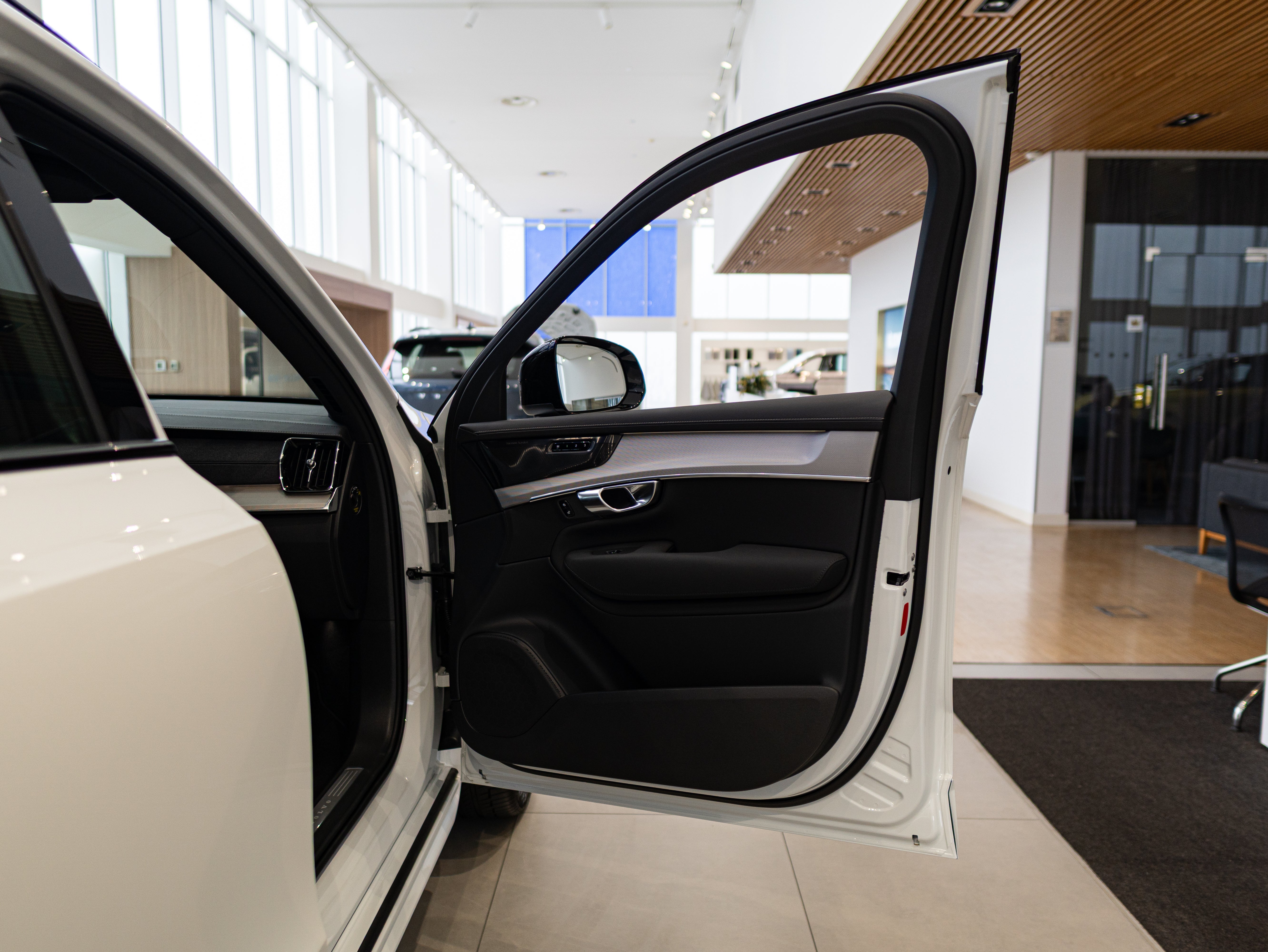 Volvo XC90 T8 Plus Black Edition Crystal White - Charcoal/Leac/Cardamom 2026