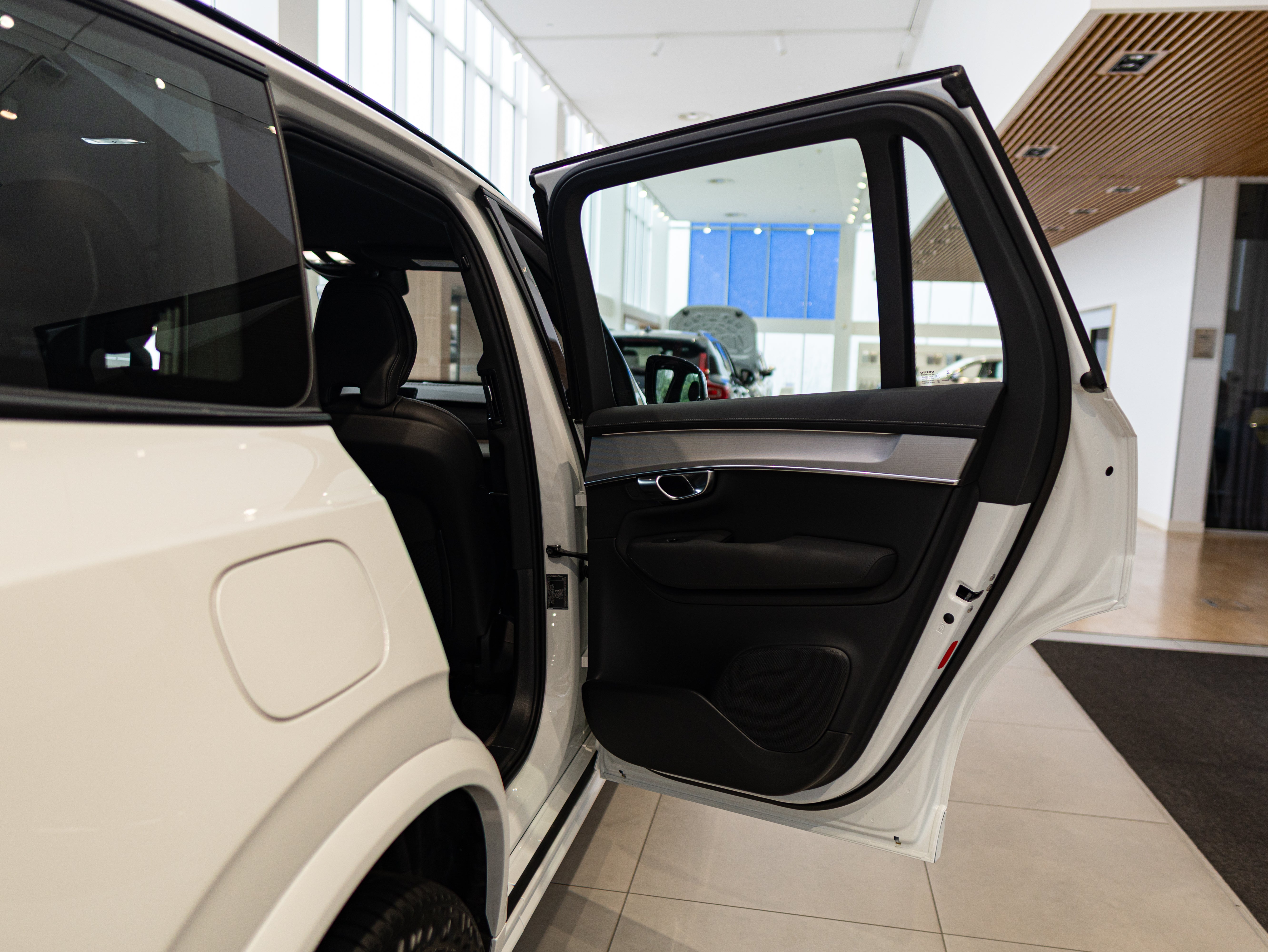Volvo XC90 T8 Plus Black Edition Crystal White - Charcoal/Leac/Cardamom 2026