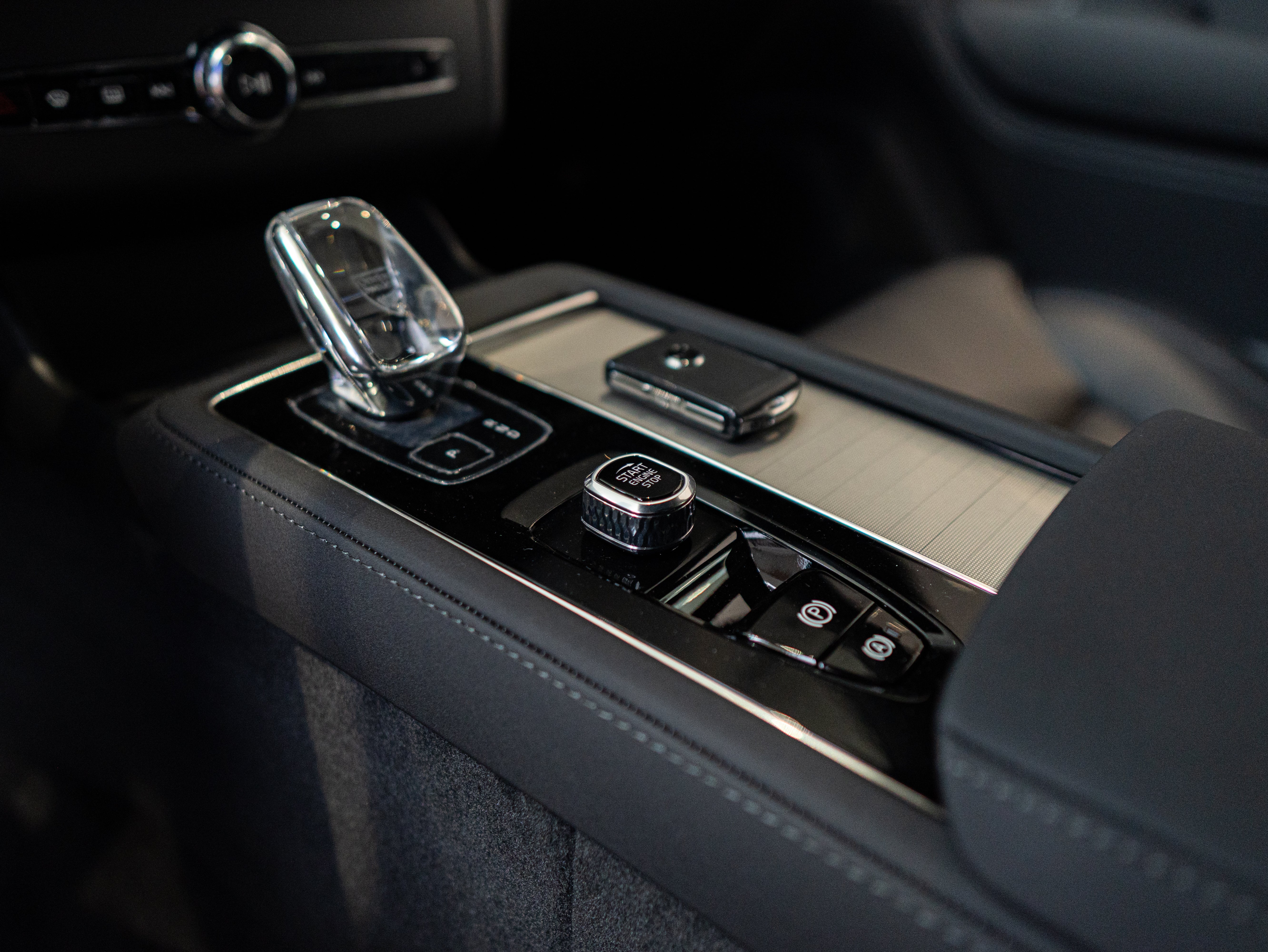 Volvo XC90 T8 Plus Black Edition Crystal White - Charcoal/Leac/Cardamom 2026