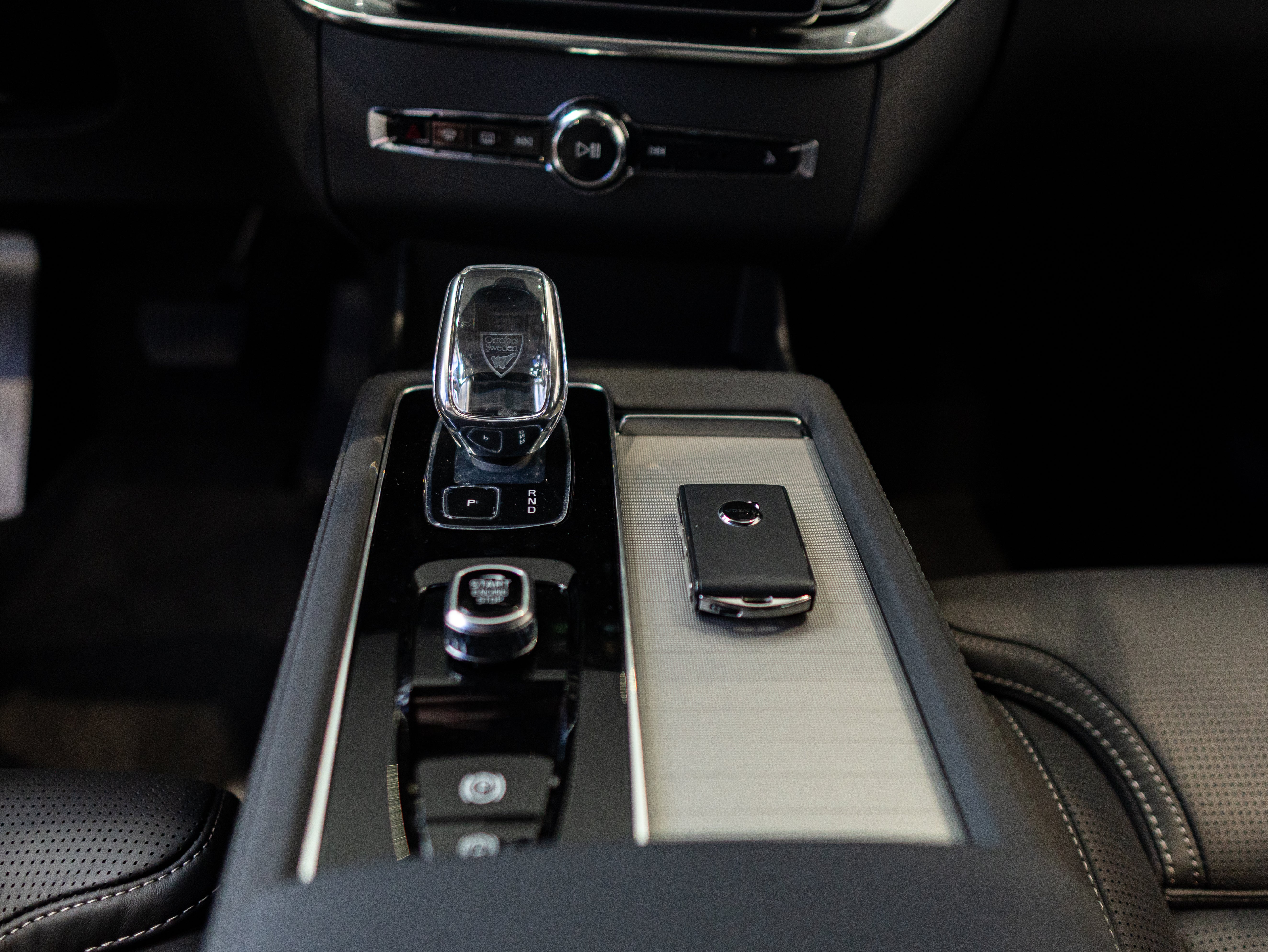 Volvo XC90 T8 Plus Black Edition Crystal White - Charcoal/Leac/Cardamom 2026