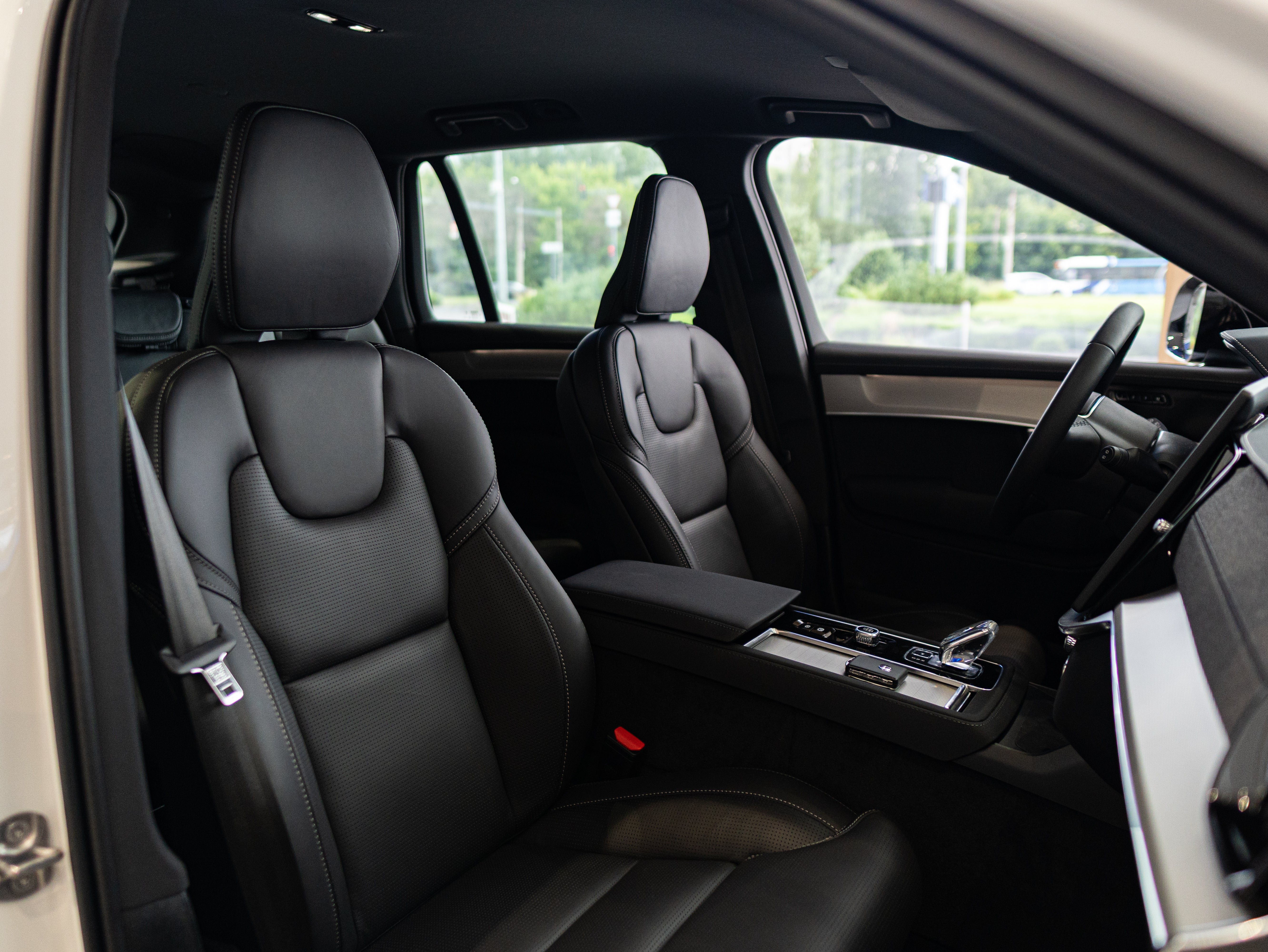 Volvo XC90 T8 Plus Black Edition Crystal White - Charcoal/Leac/Cardamom 2026