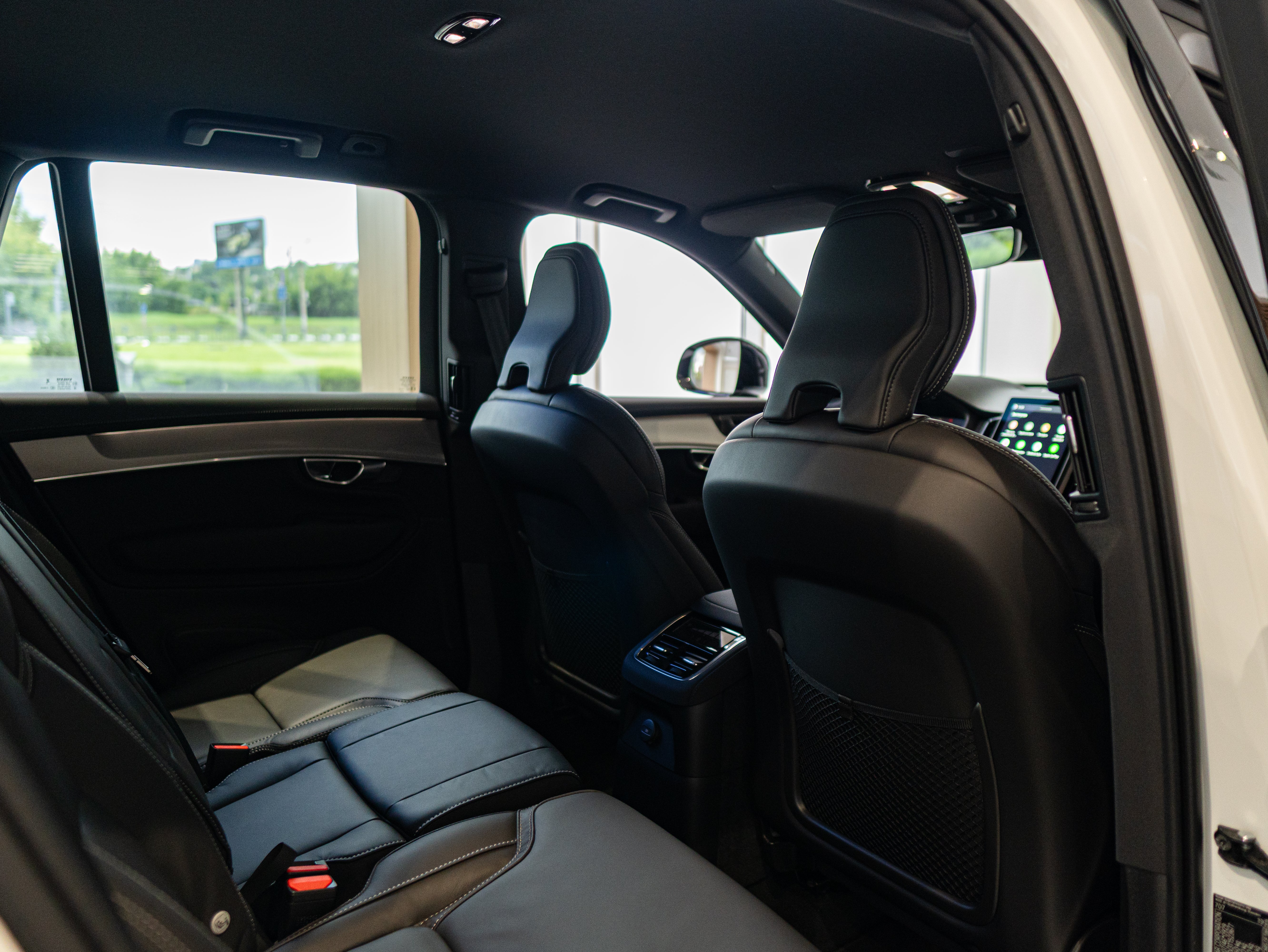 Volvo XC90 T8 Plus Black Edition Crystal White - Charcoal/Leac/Cardamom 2026