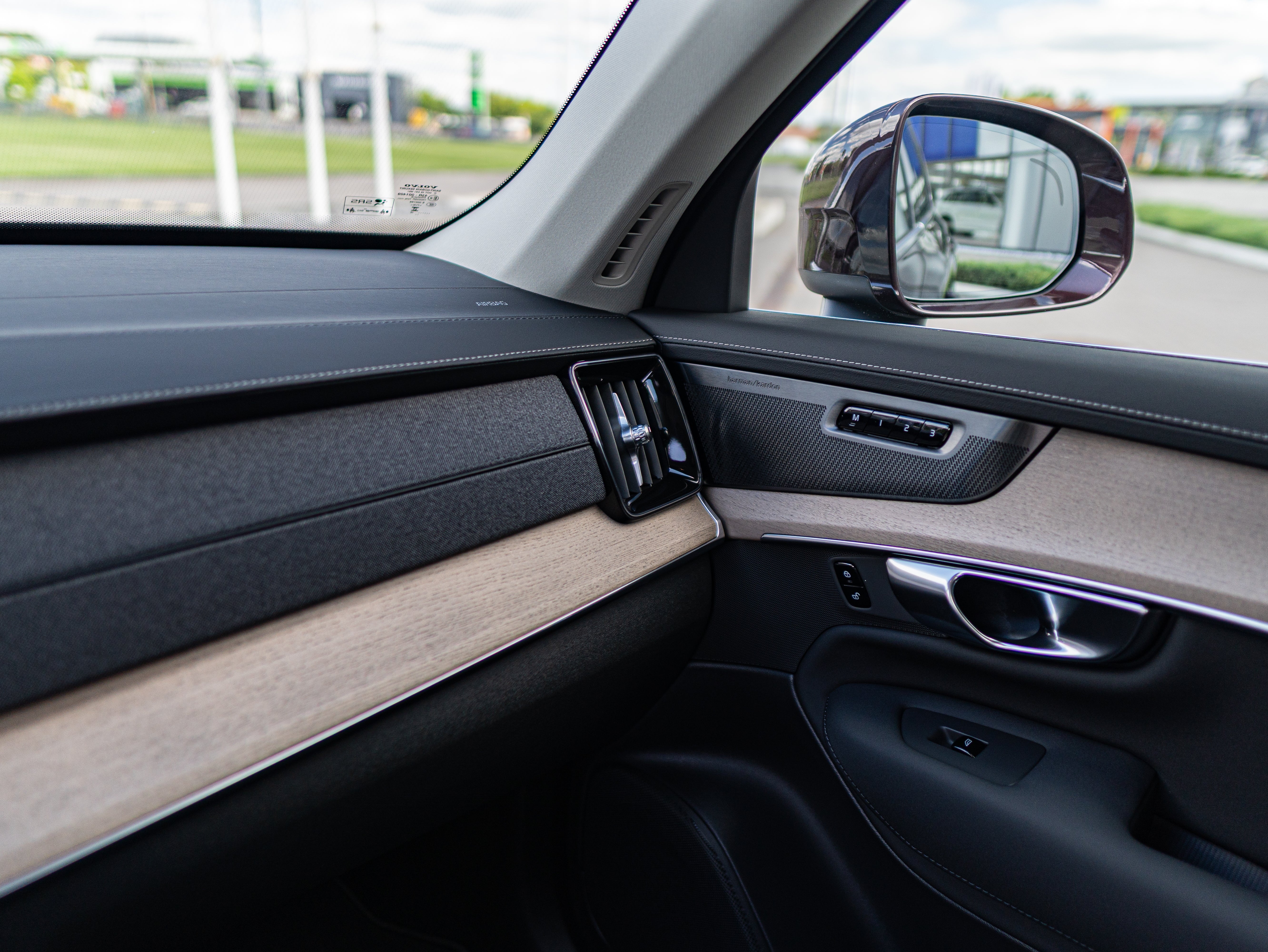 Volvo XC90 B5 Plus Bright Mulberry - Charcoal/Leac/Cardamom 2026